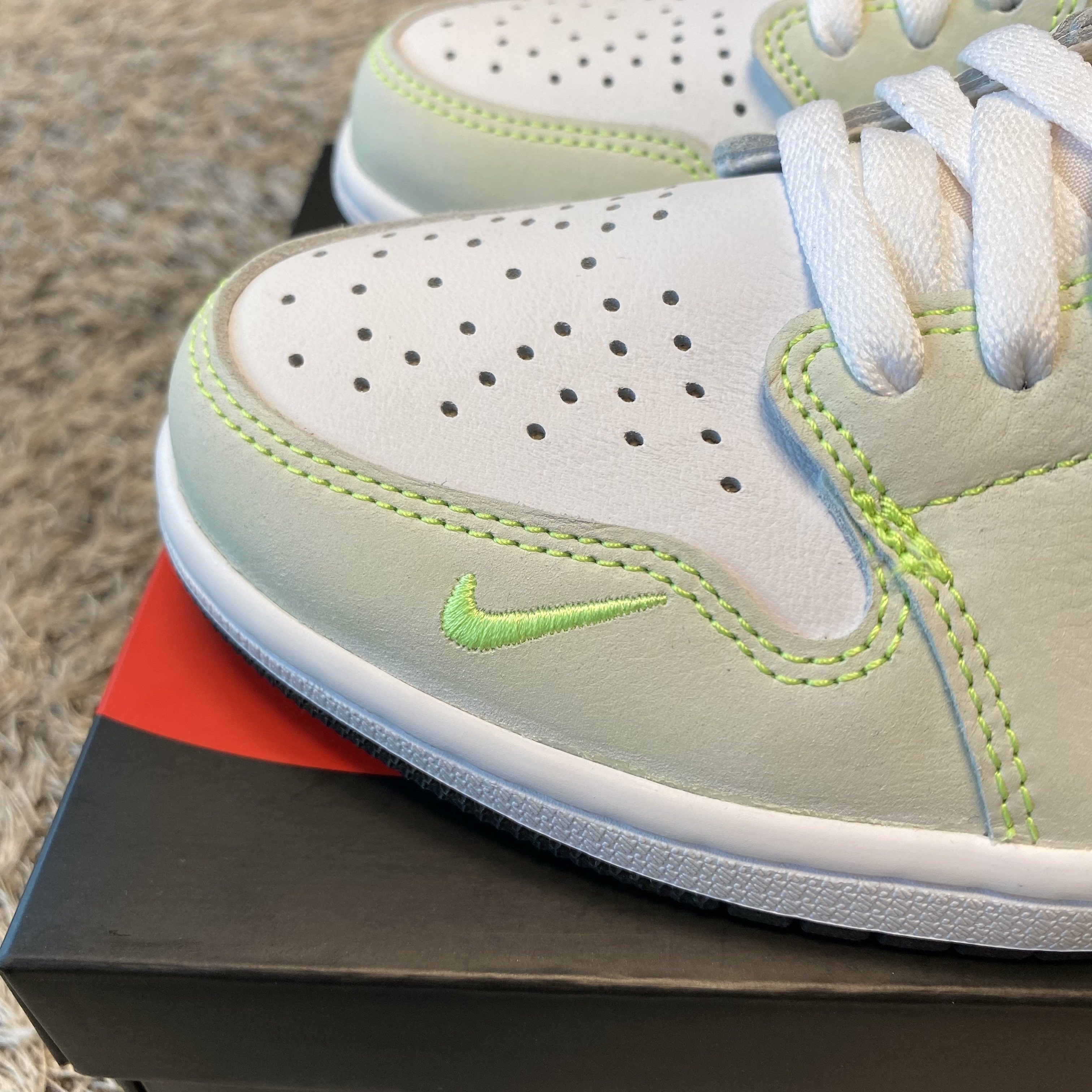 Jordan 1 Low OG Ghost Green 착용 스타일 - 2