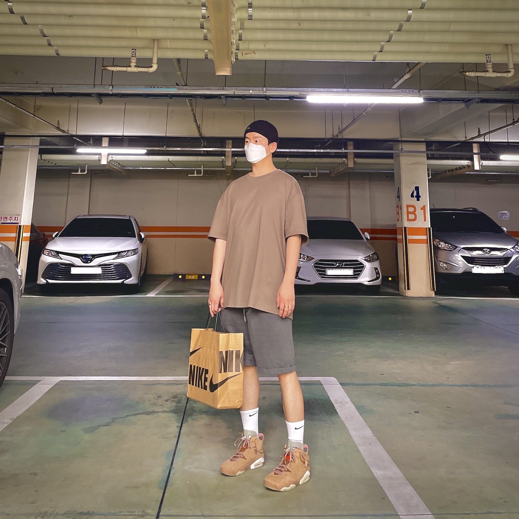 Essentials T-Shirt Taupe - 21SS, Jordan 6 x Travis Scott Retro SP British Khaki 착용 스타일