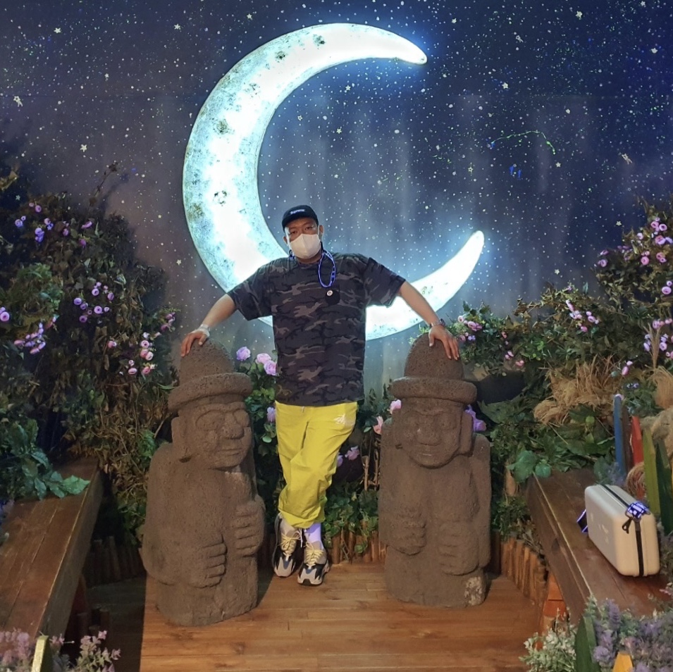 Stussy 8 Ball T-Shirt Camo, Nike x Stussy Beach Pants Bright Cactus 착용 스타일