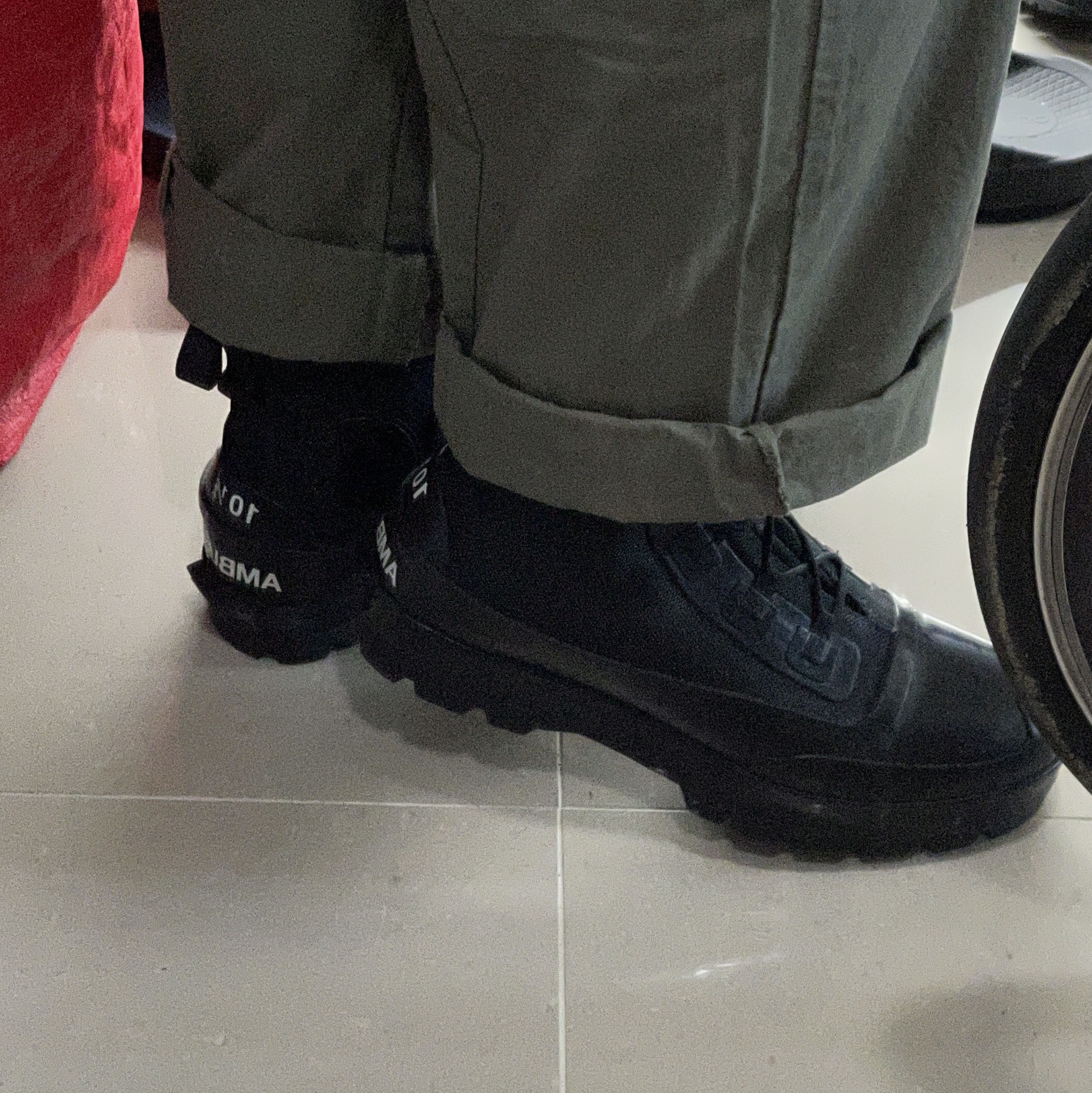Converse x Ambush Chuck Taylor All Star Duck Boot Black 착용 스타일 - 2