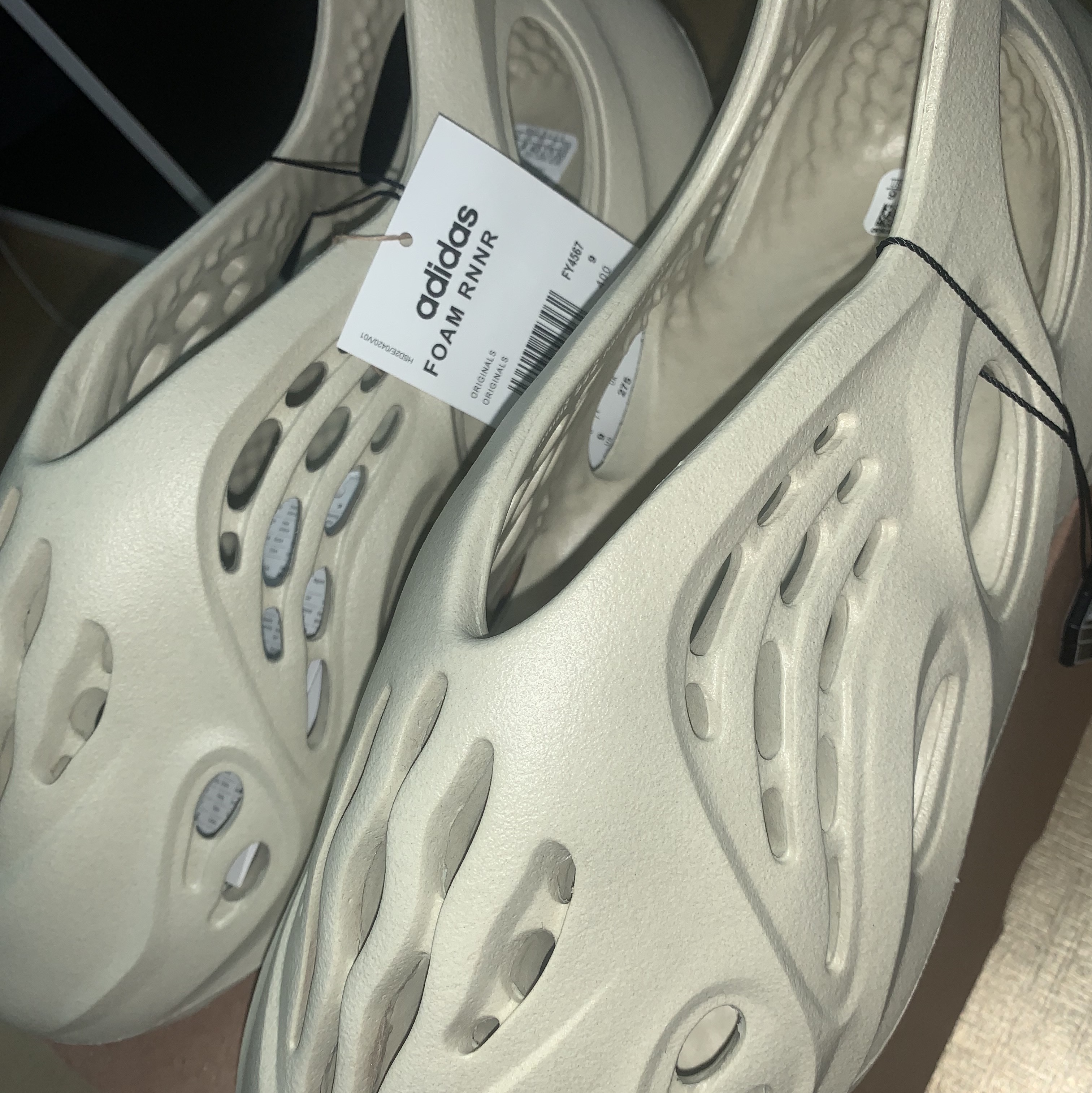 Adidas Yeezy Foam RNNR Sand 착용 스타일