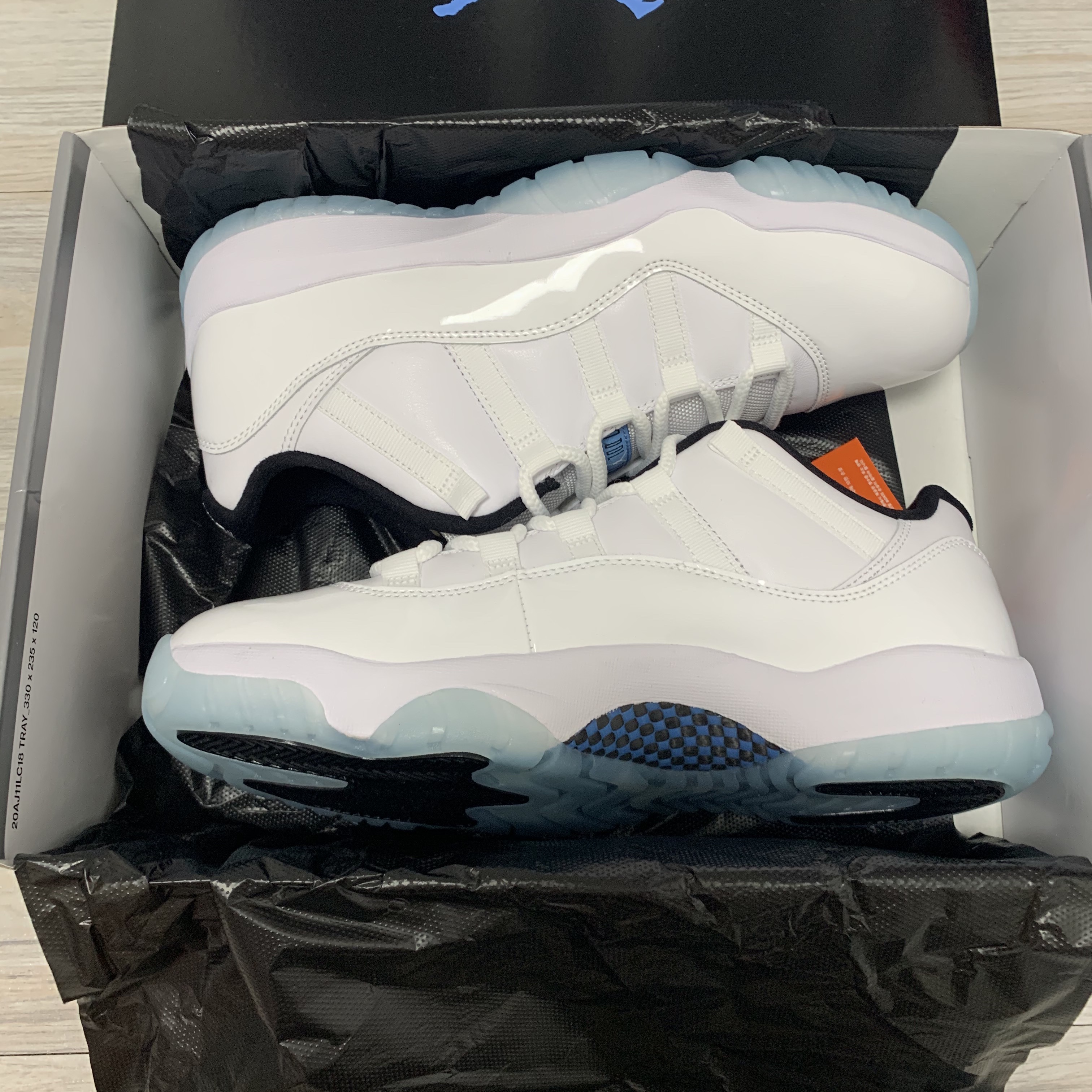 Jordan 11 Retro Low Legend Blue 착용 스타일 - 3
