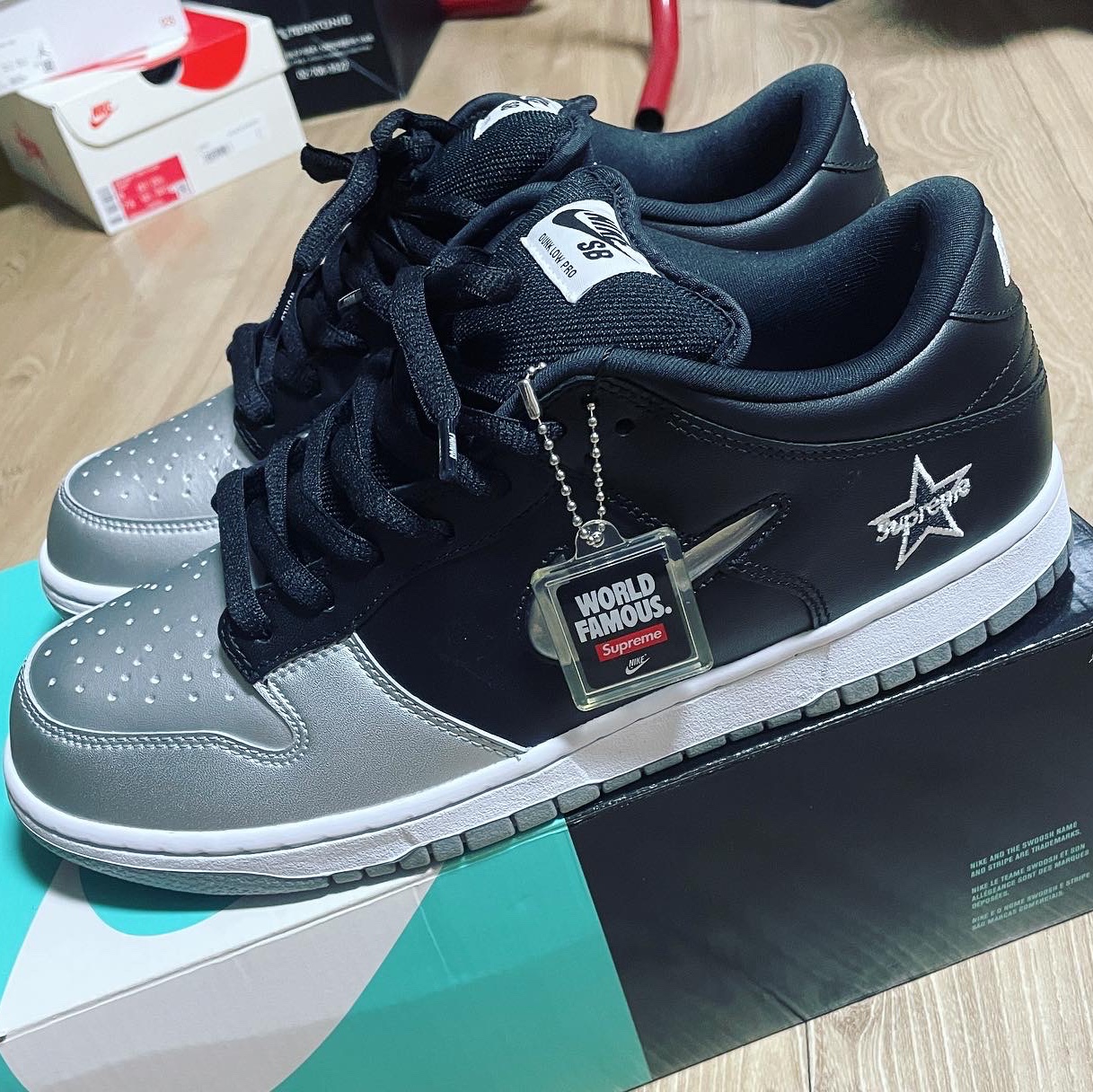 Nike x Supreme SB Dunk Low Jewel Swoosh Silver, Nike x Supreme SB Dunk Low Barkroot Brown 착용 스타일 - 1