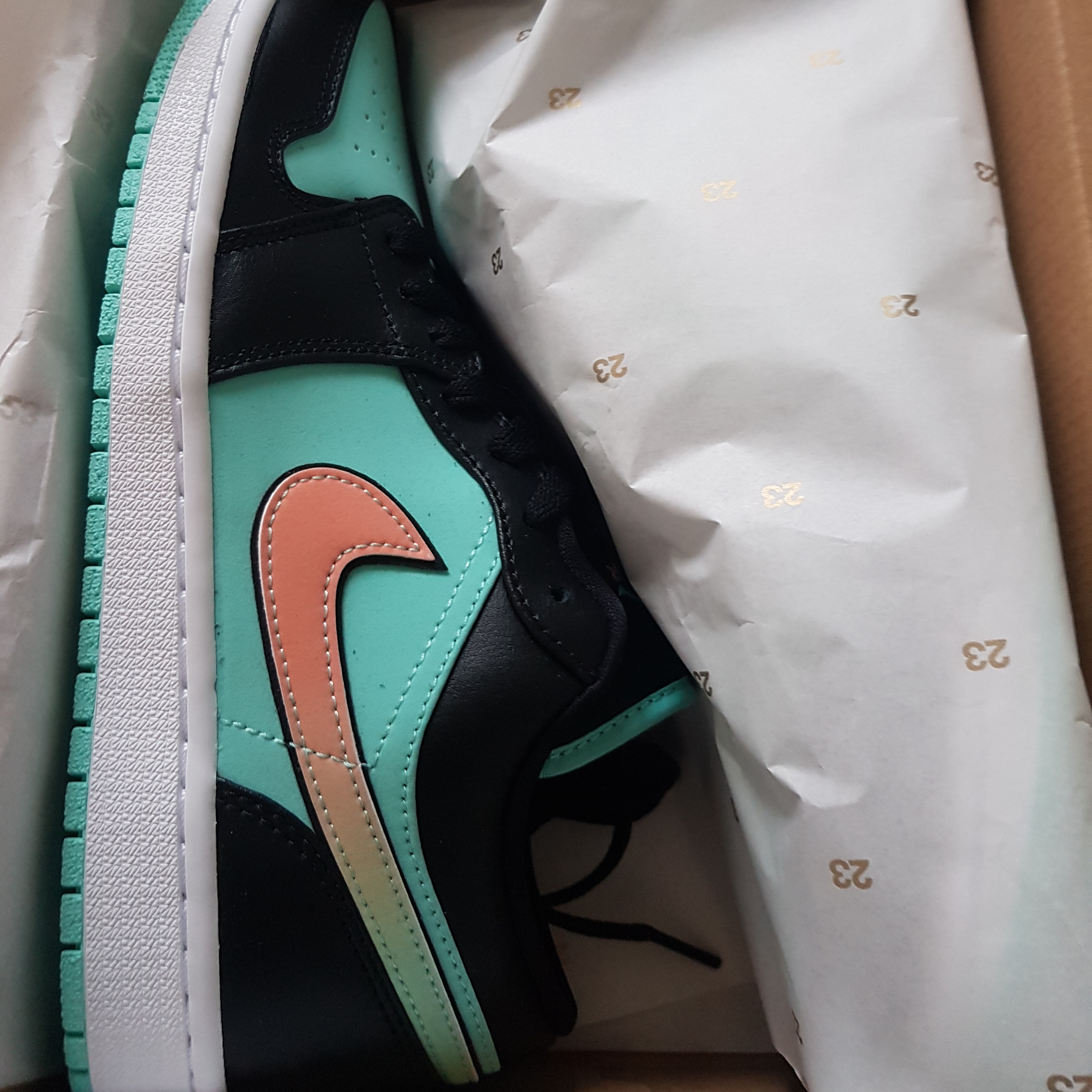 Jordan 1 Low SE Tropical Twist 착용 스타일