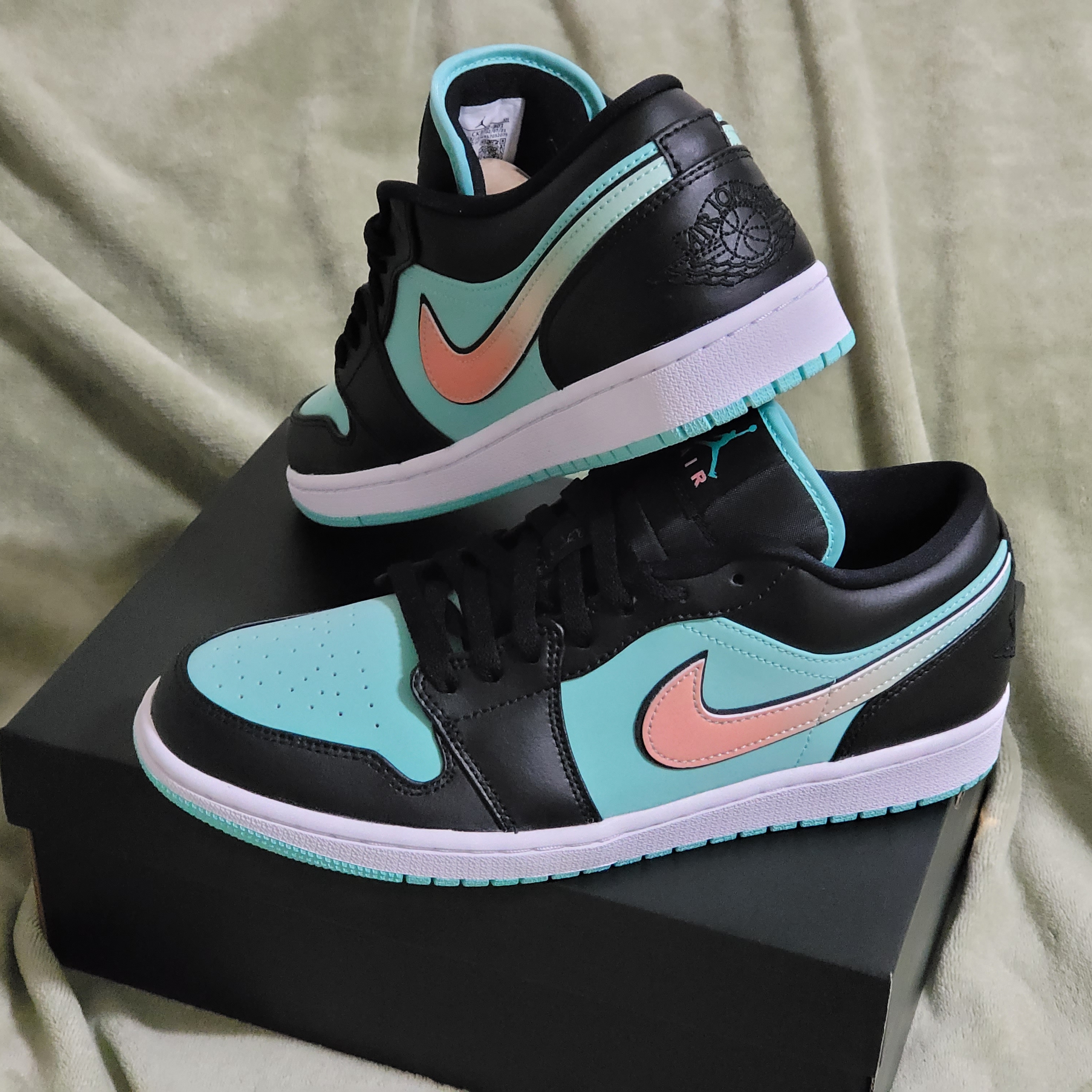 Jordan 1 Low SE Tropical Twist 착용 스타일 - 4