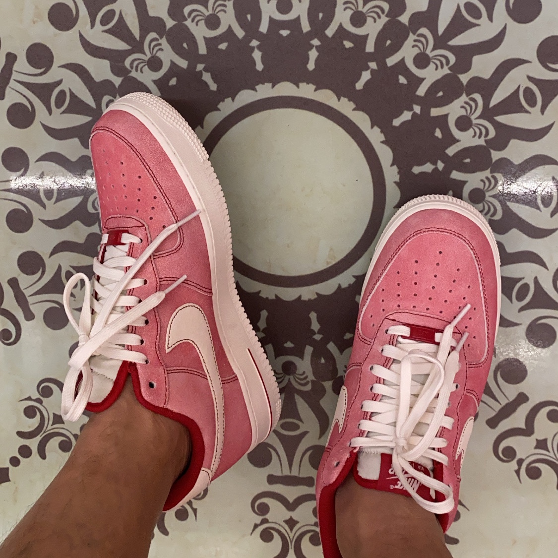 Nike Air Force 1 '07 LV8 Dusty Red 착용 스타일 - 2