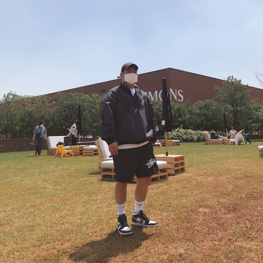 Nike x Stussy Water Shorts Off Noir, Nike x Stussy Windrunner Jacket Off Noir 착용 스타일