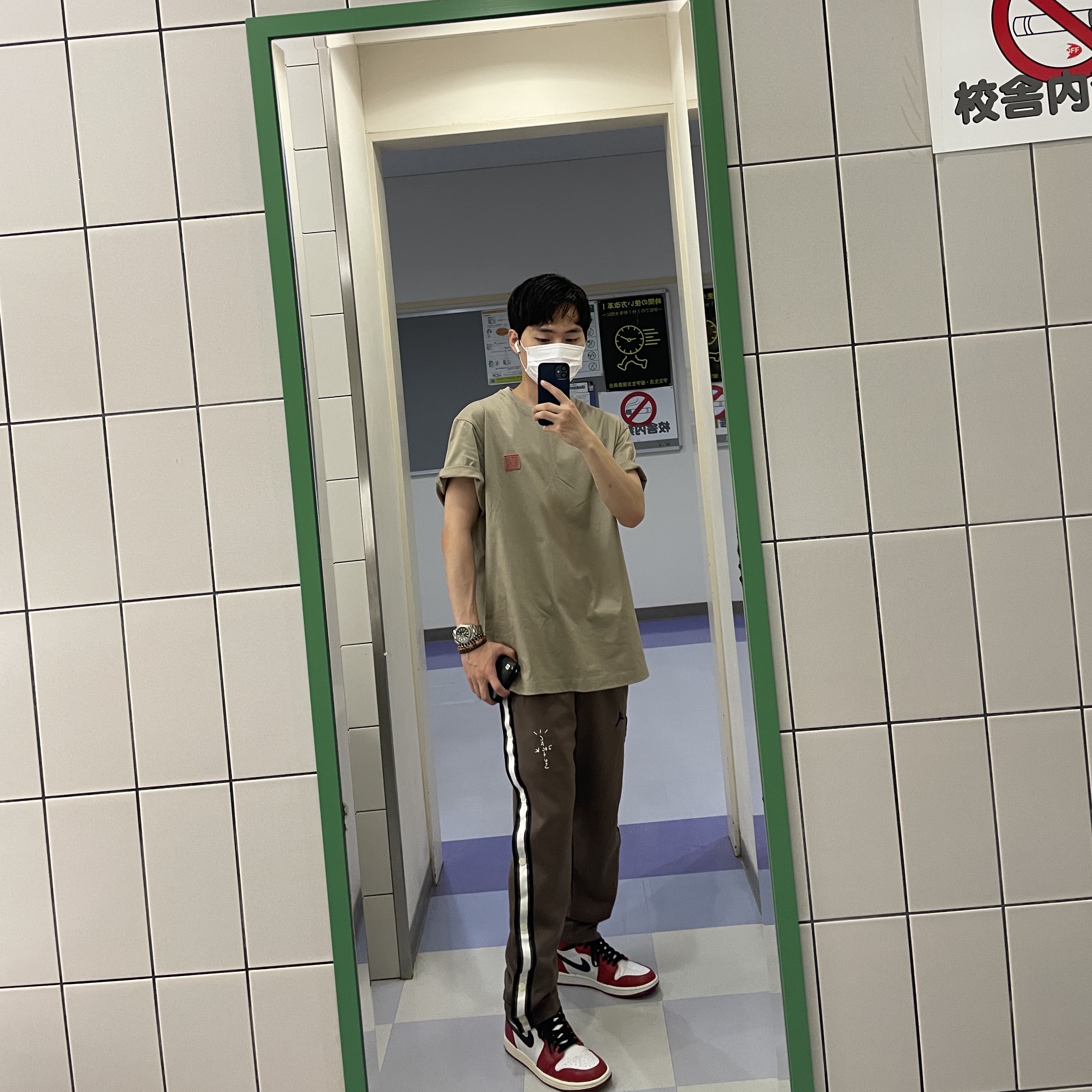 Jordan 1 Retro Chicago 2013, Jordan x Travis Scott MJ Track Pants 착용 스타일
