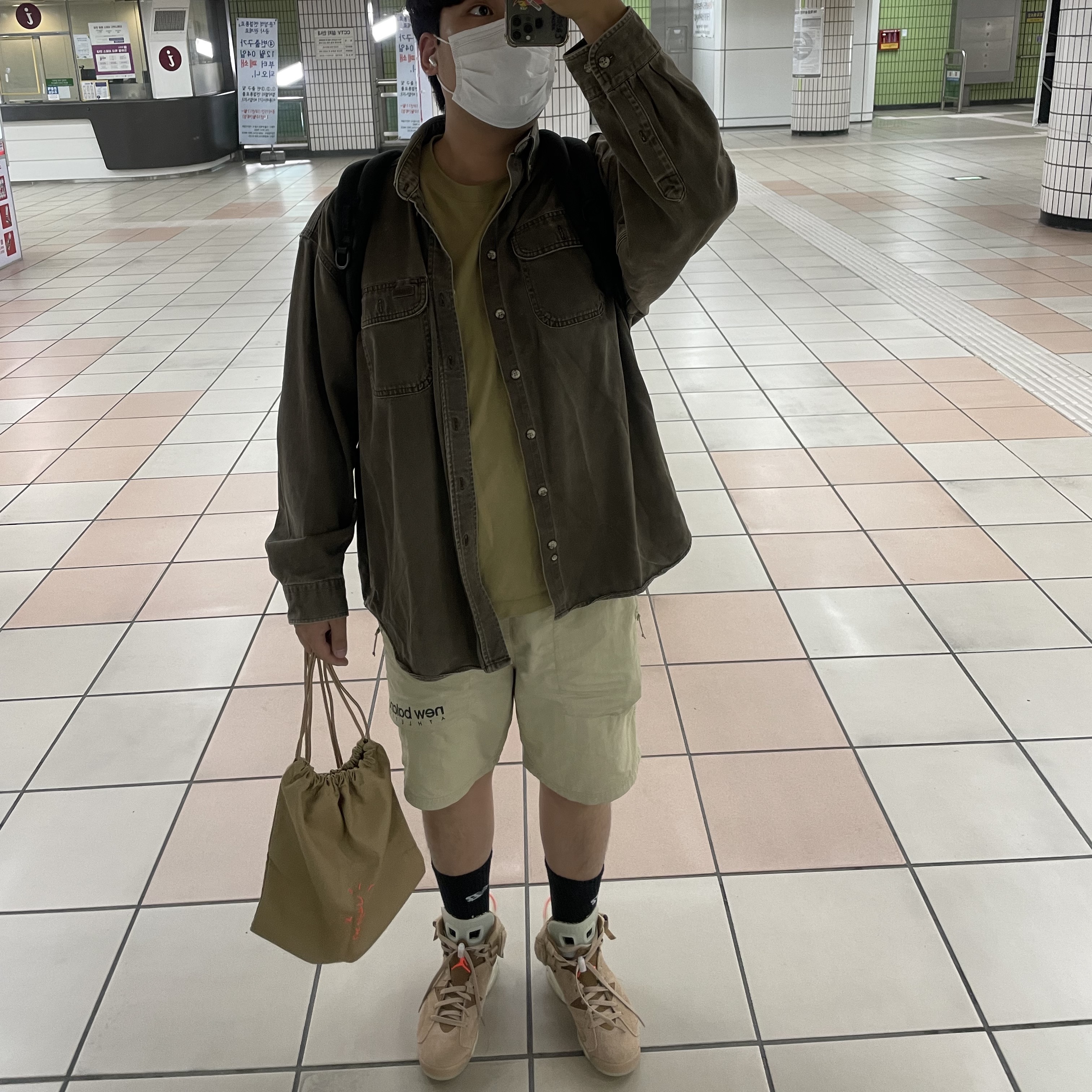 Jordan 6 x Travis Scott Retro SP British Khaki 착용 스타일 - 1
