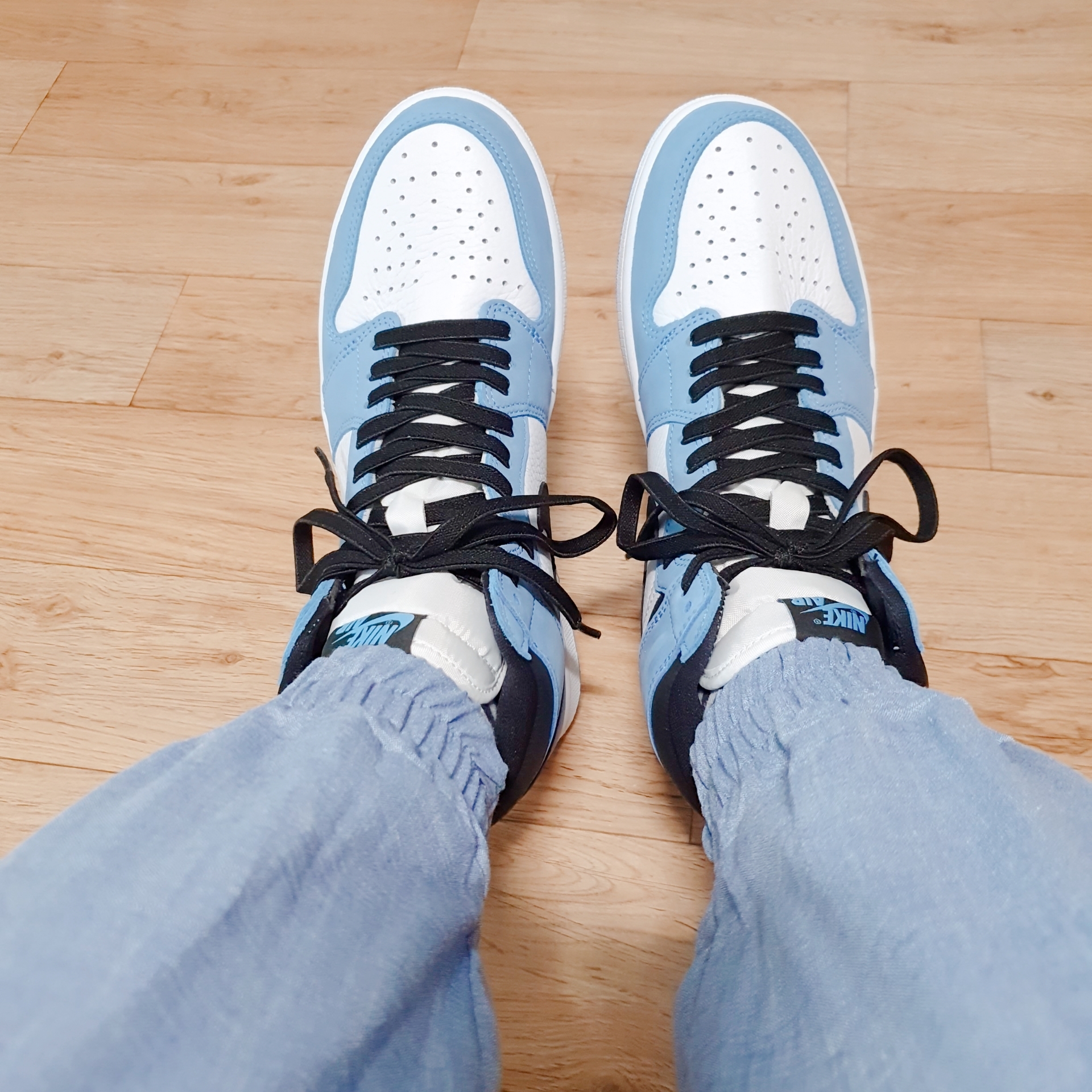 Jordan 1 Retro High OG University Blue 착용 스타일 - 5