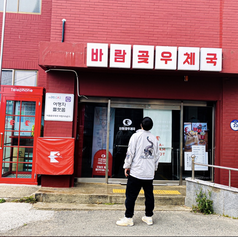 (W) Jordan 4 x Off-White Retro SP Sail, Palace Enter The Dragon Jacket Black - 20FW 착용 스타일