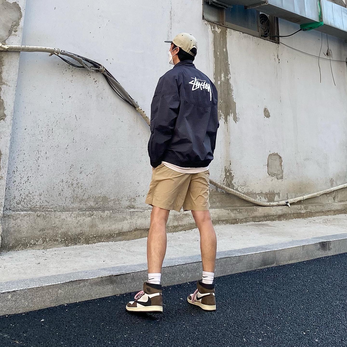 Nike x Stussy Windrunner Jacket Off Noir, Jordan 1 x Travis Scott Retro High OG SP Mocha 착용 스타일 - 1