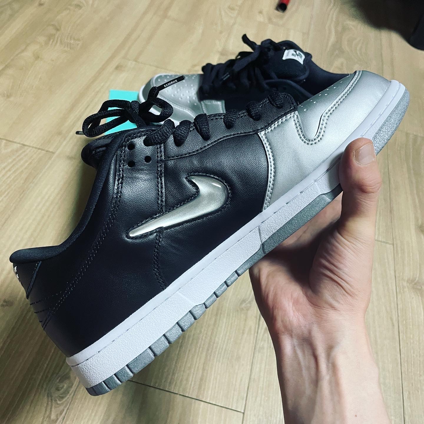 Nike x Supreme SB Dunk Low Jewel Swoosh Silver, Nike x Supreme SB Dunk Low Barkroot Brown 착용 스타일 - 3