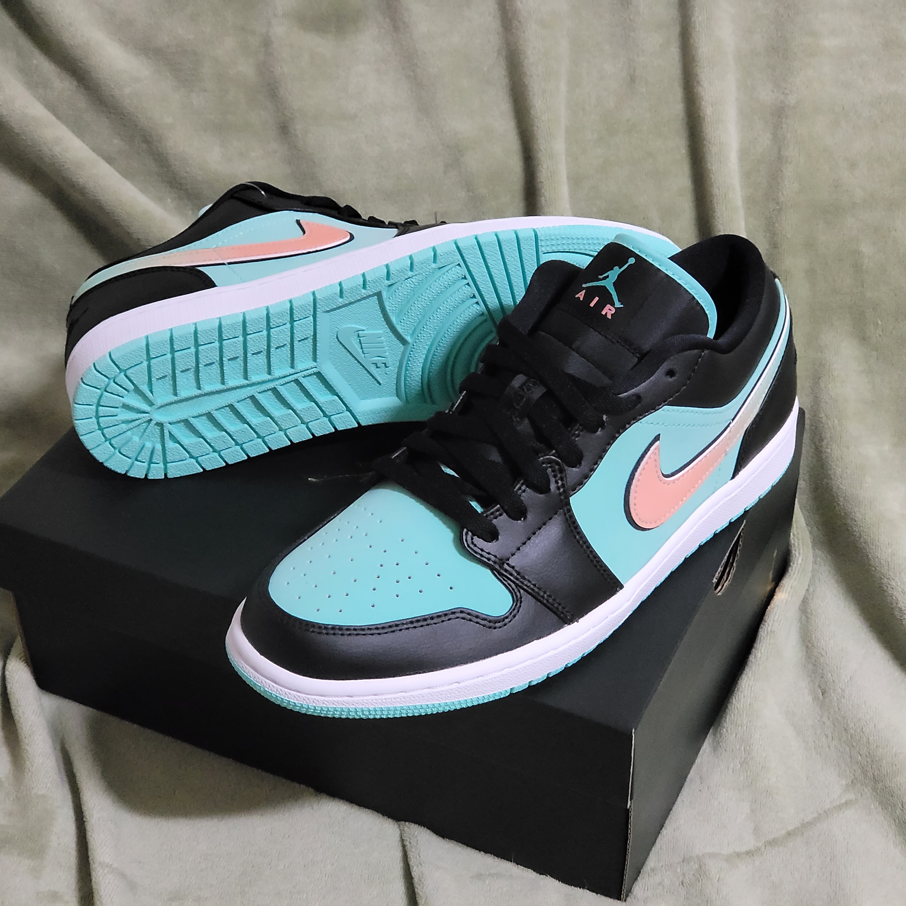 Jordan 1 Low SE Tropical Twist 착용 스타일 - 3