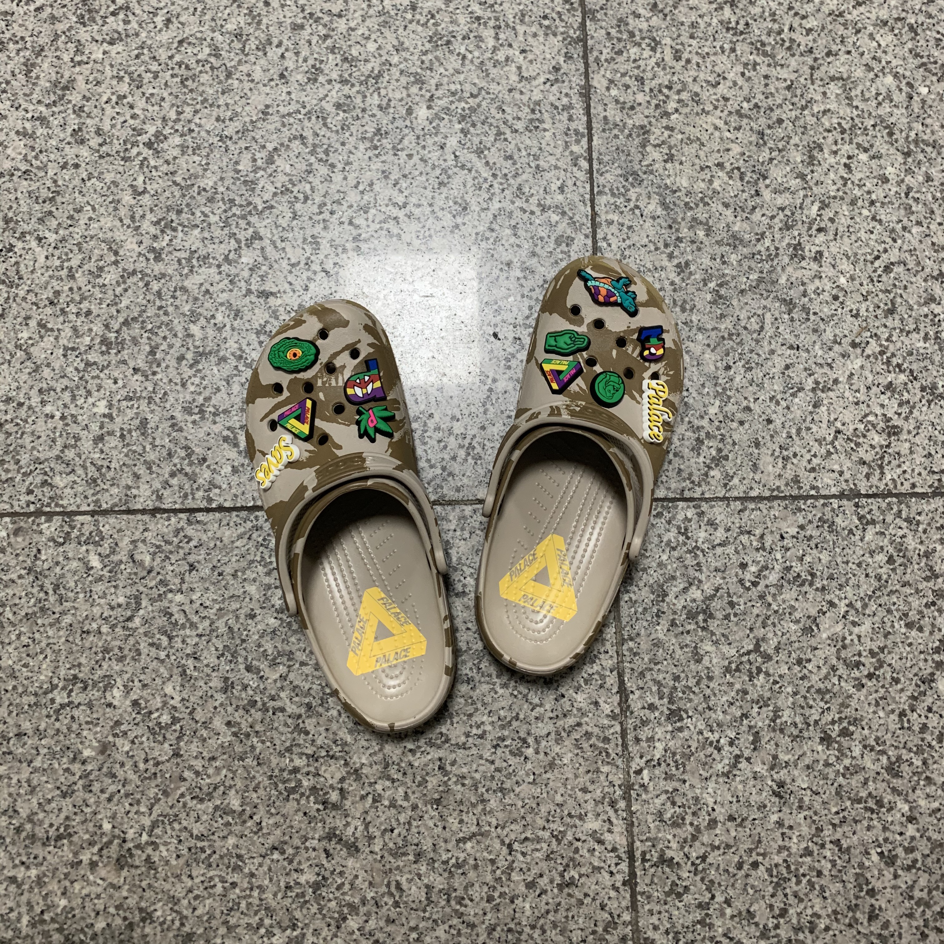 Crocs x Palace Clog Camo 착용 스타일