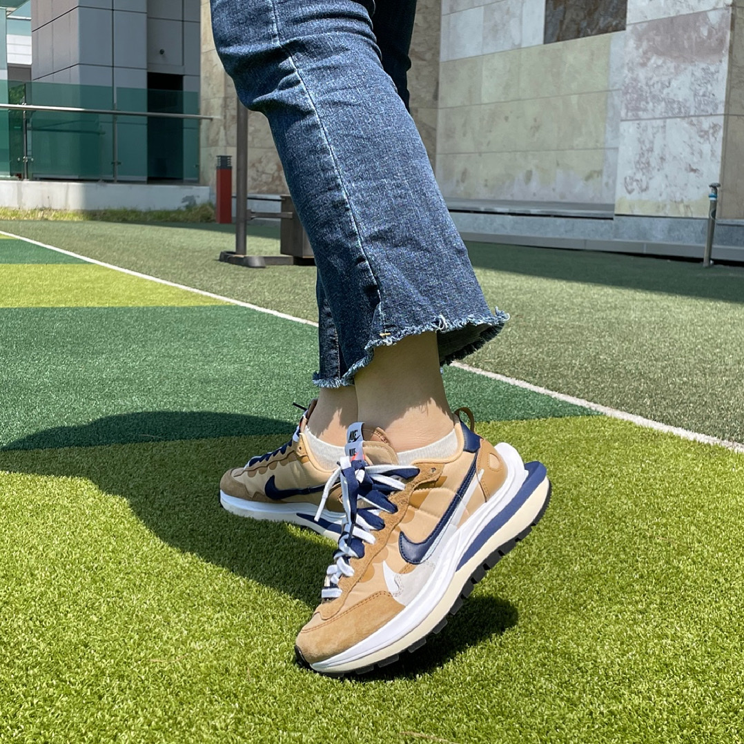 Nike x Sacai VaporWaffle Sesame and Blue Void 착용 스타일