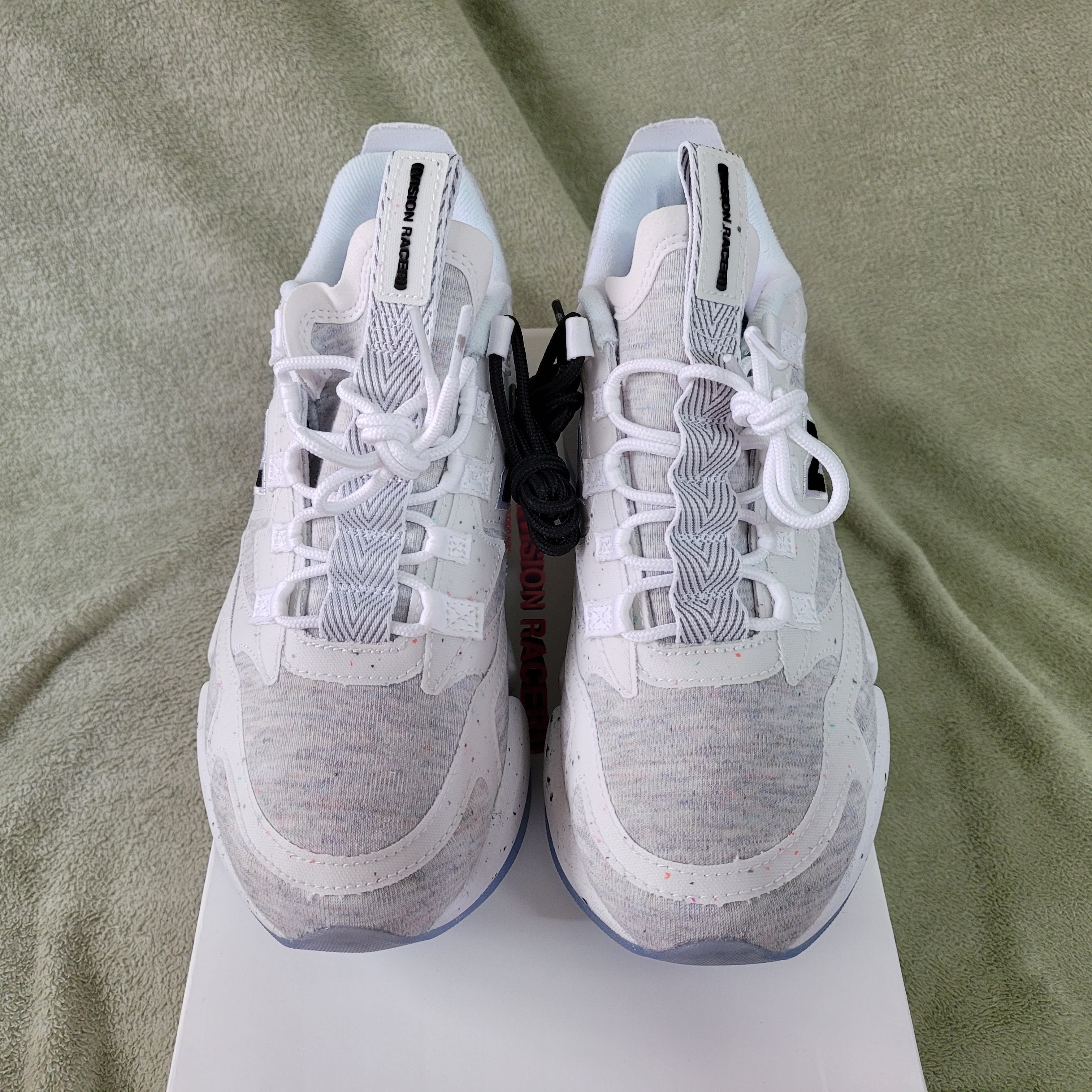New Balance x Jaden Smith Vision Racer Natural 착용 스타일 - 5