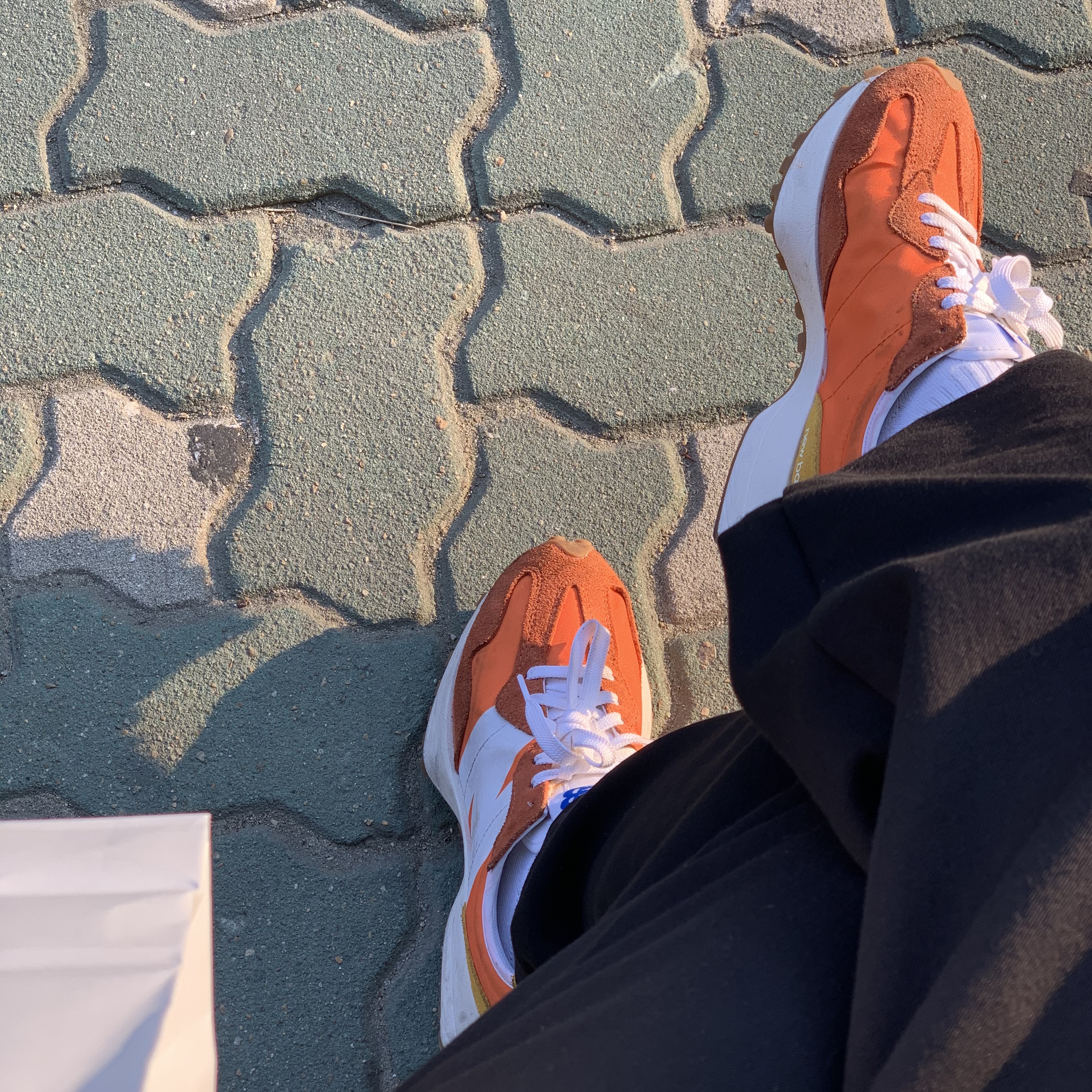 New Balance 327 Orange 착용 스타일