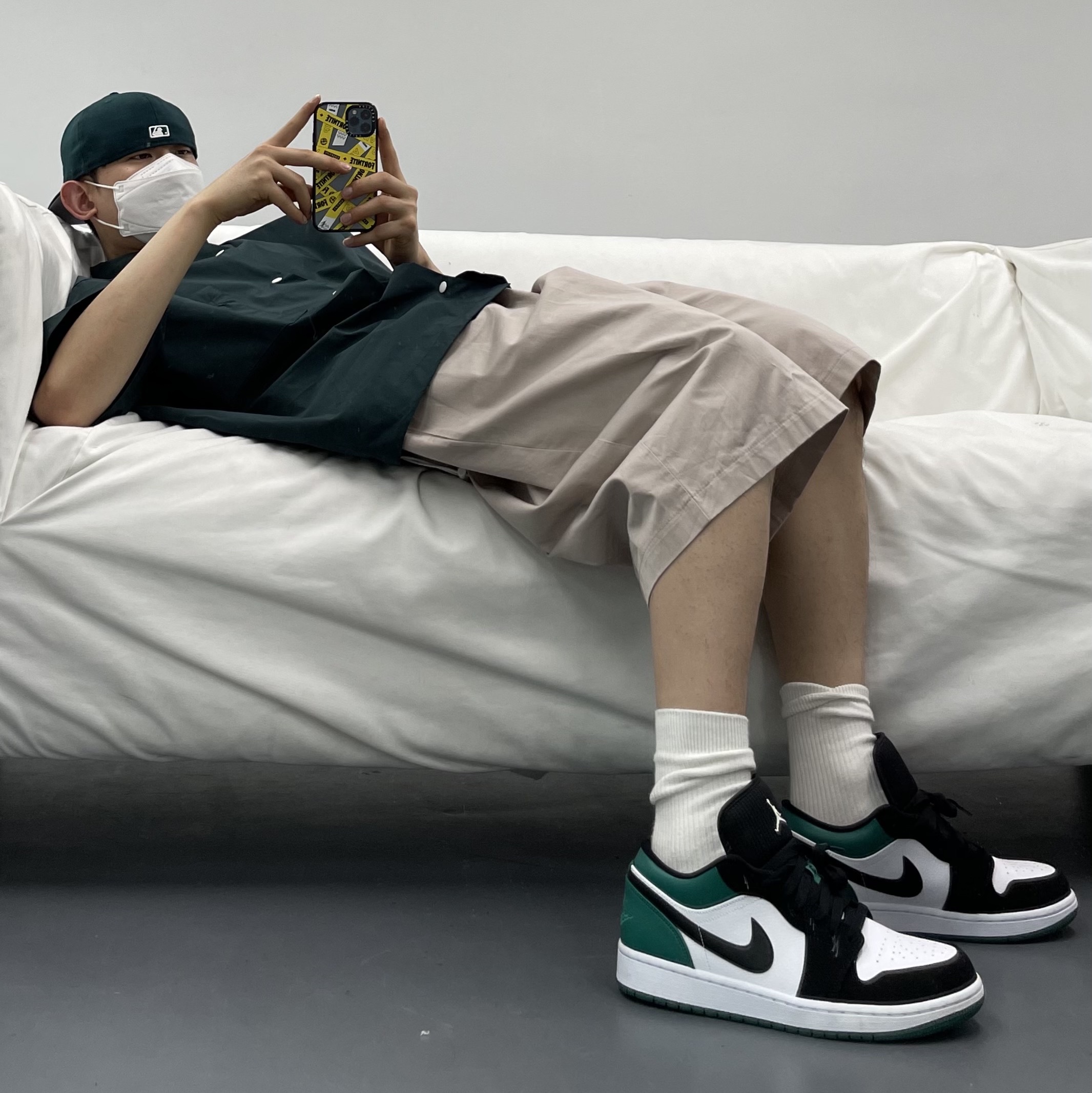 Jordan 1 Low White Black Mystic Green 착용 스타일 - 1