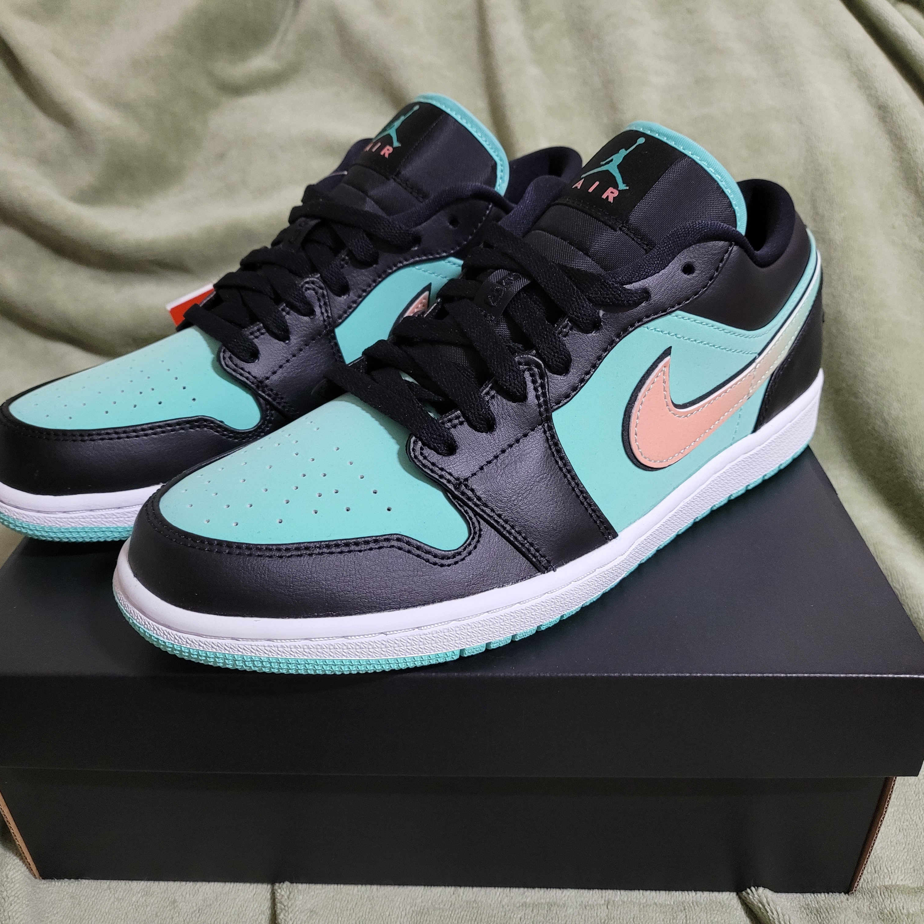 Jordan 1 Low SE Tropical Twist 착용 스타일 - 1