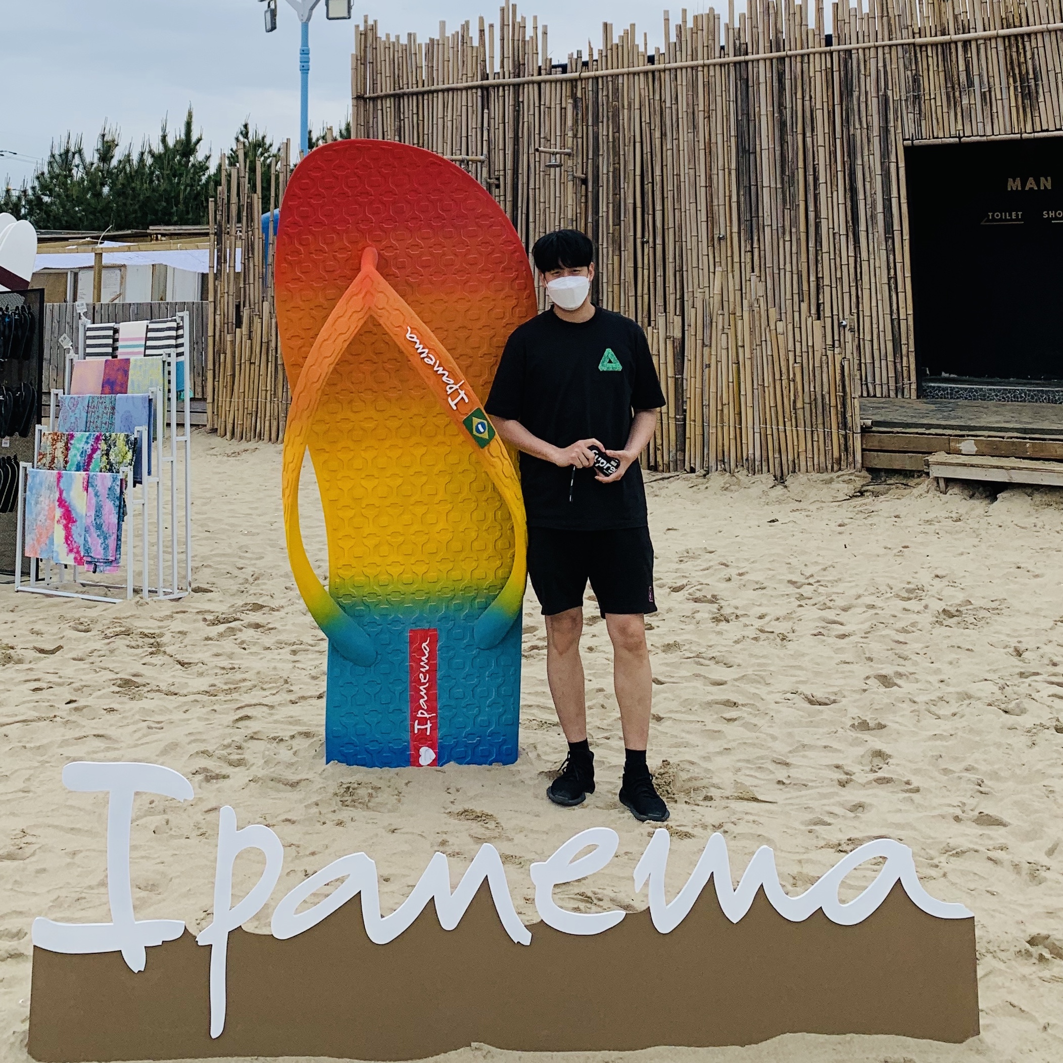 Adidas Yeezy Boost 350 V2 Black Red 2020, Palace Tri-Slime T-Shirt Black - 21SS 착용 스타일