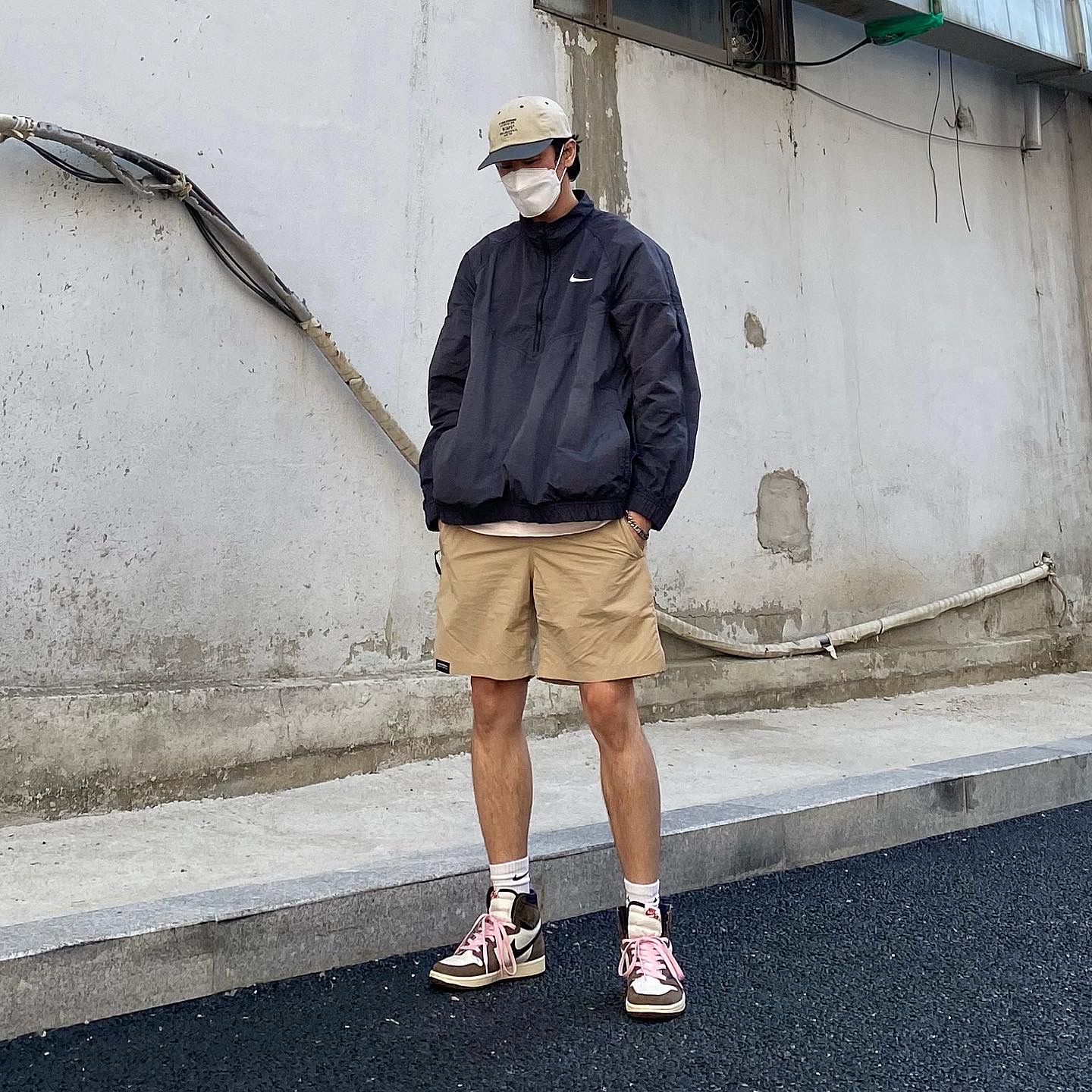 Nike x Stussy Windrunner Jacket Off Noir, Jordan 1 x Travis Scott Retro High OG SP Mocha 착용 스타일 - 2
