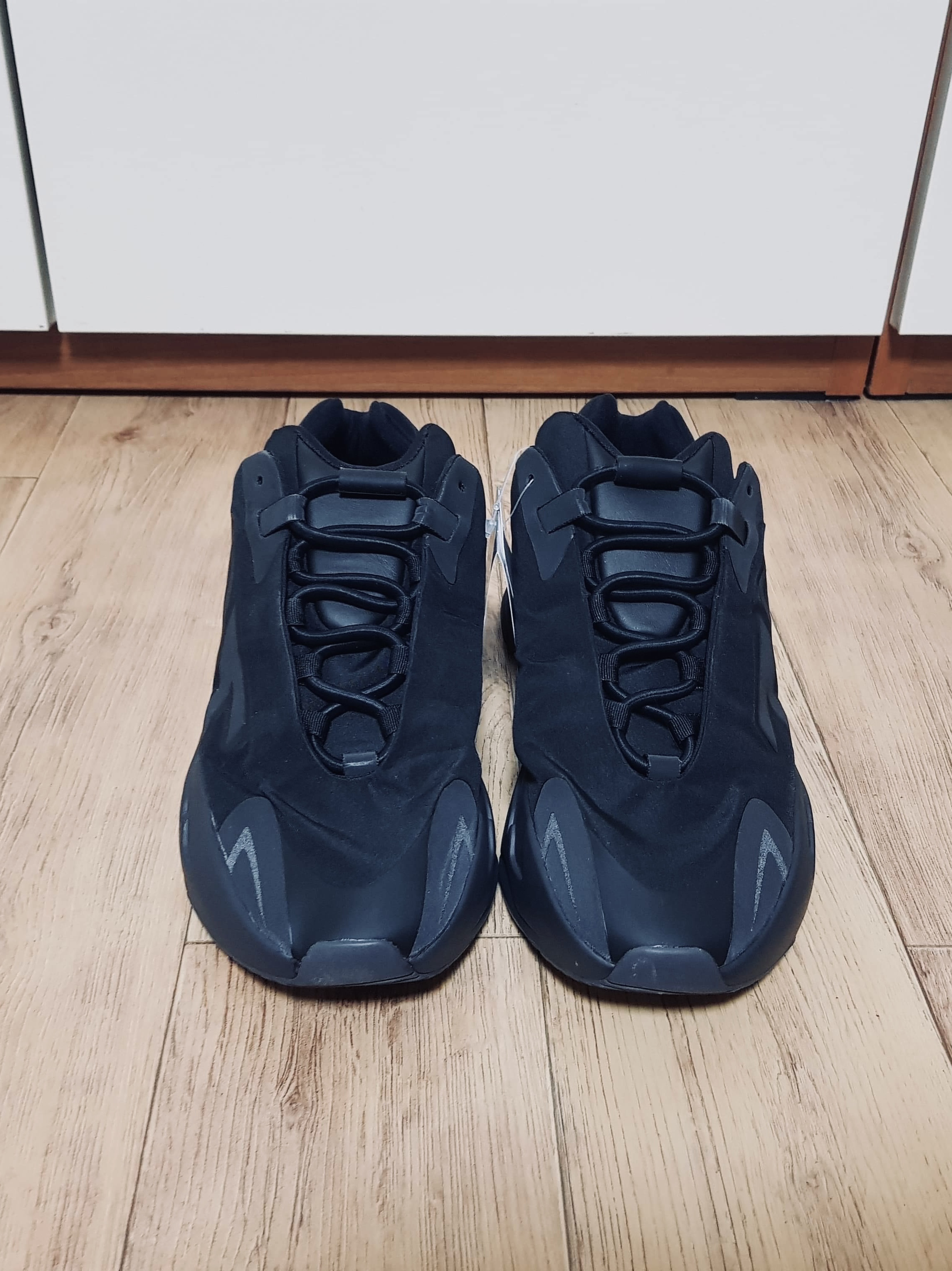 Adidas Yeezy Boost 700 MNVN Triple Black 착용 스타일 - 2