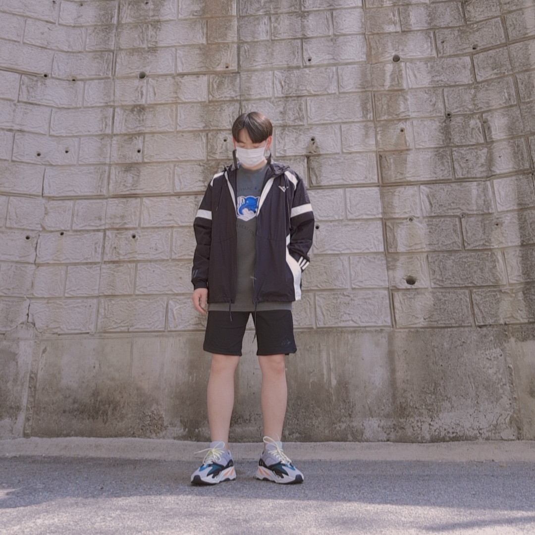 Adidas Yeezy Boost 700 Wave Runner Solid Grey 2017/2019, Maison Kitsune x Ader Error Triple Fox Head Logo T-Shirt Grey 착용 스타일