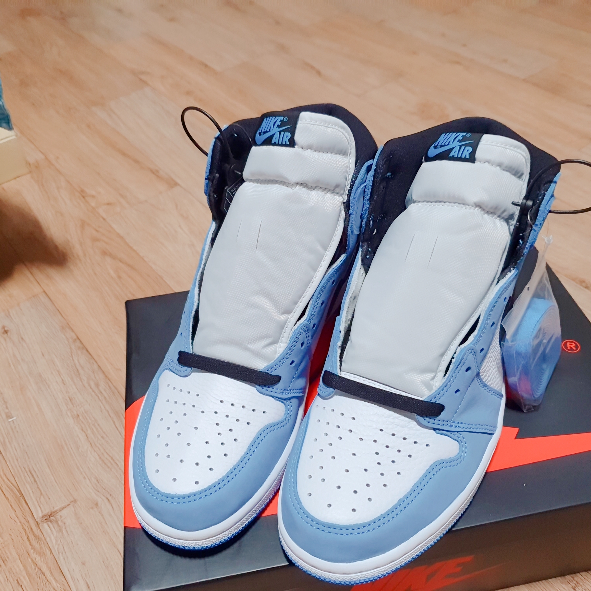 Jordan 1 Retro High OG University Blue 착용 스타일 - 3