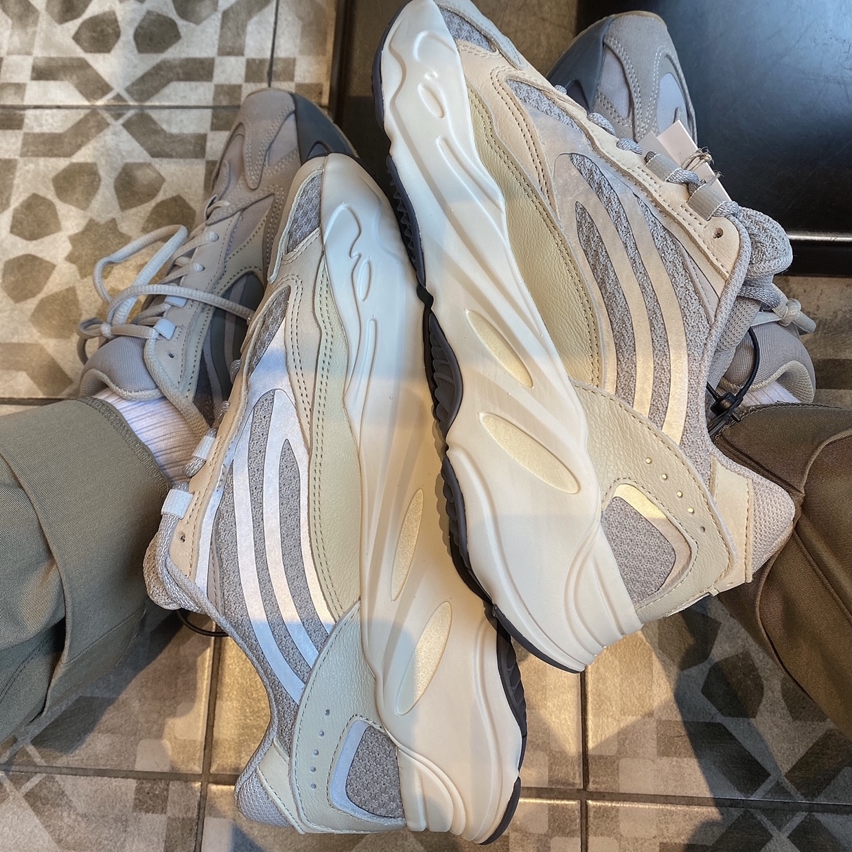 Adidas Yeezy Boost 700 V2 Cream, Adidas Yeezy Boost 700 V2 Tephra 착용 스타일 - 5