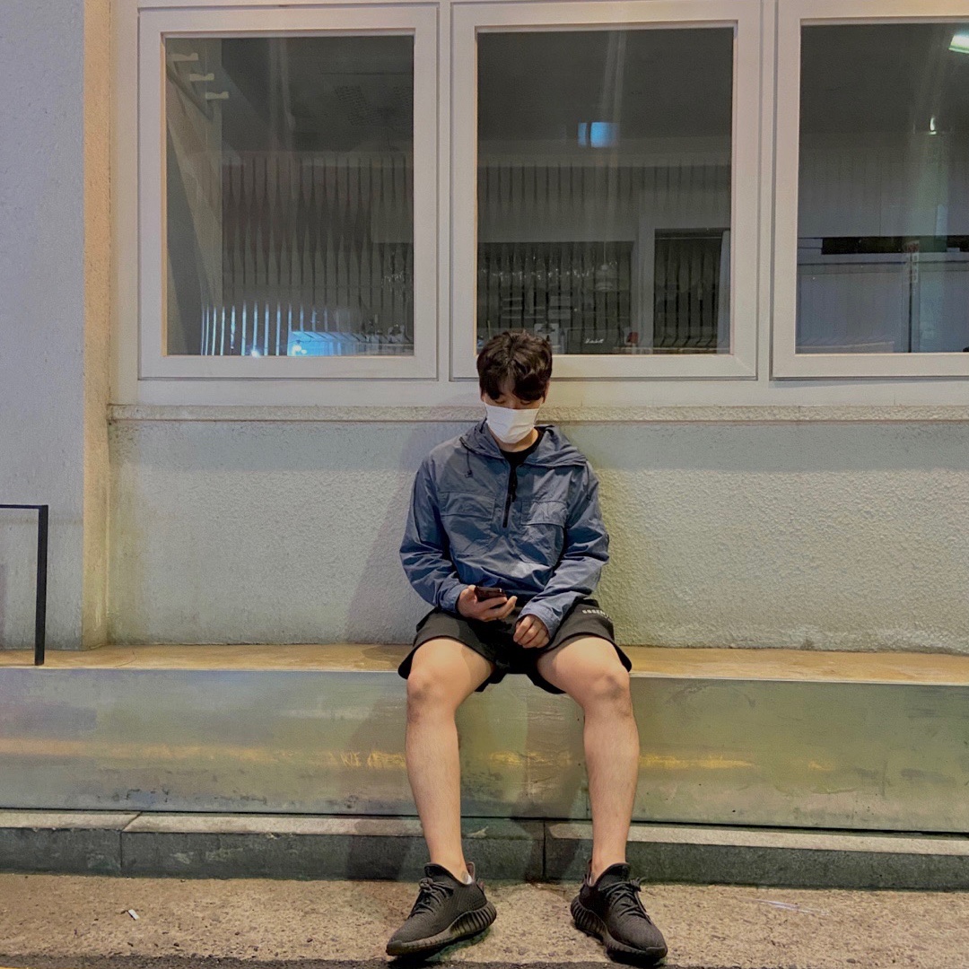 Adidas Yeezy Boost 350 V2 Black - Non-Reflective 착용 스타일 - 2