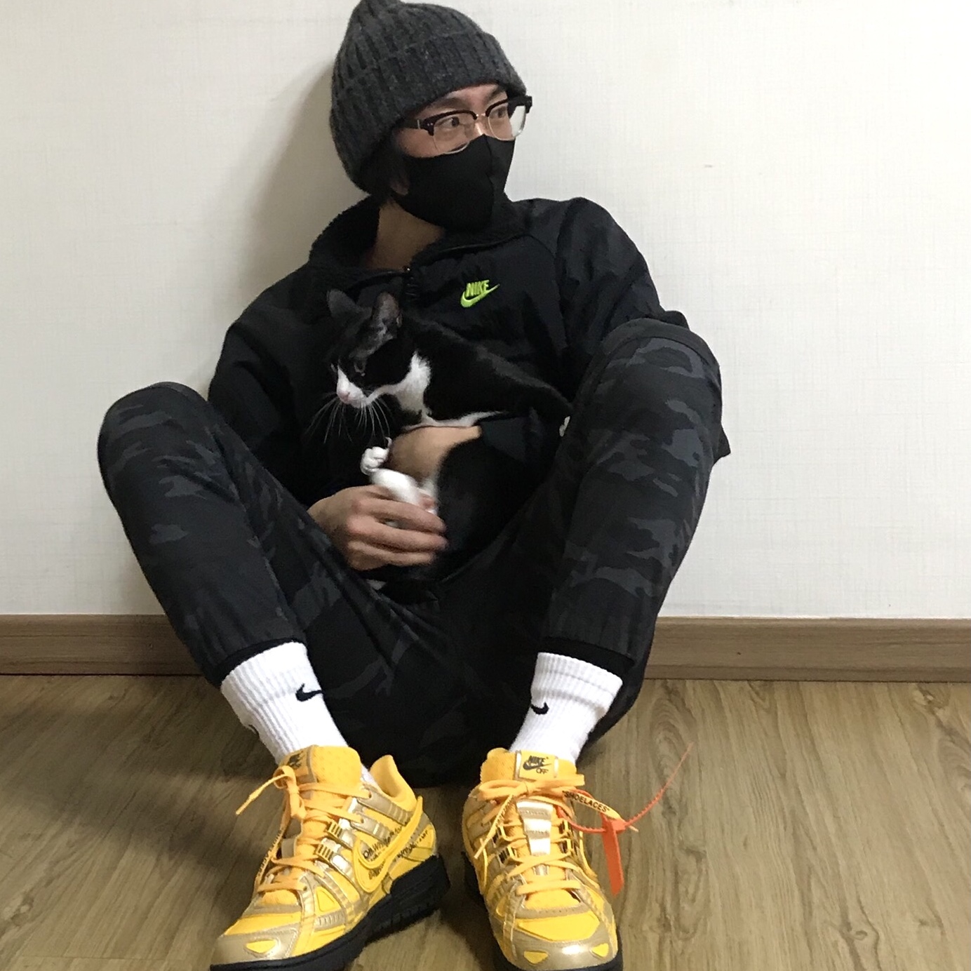 Nike x Off-White Air Rubber Dunk University Gold, Nike Big Swoosh Full Zip Jacket Black Volt 착용 스타일