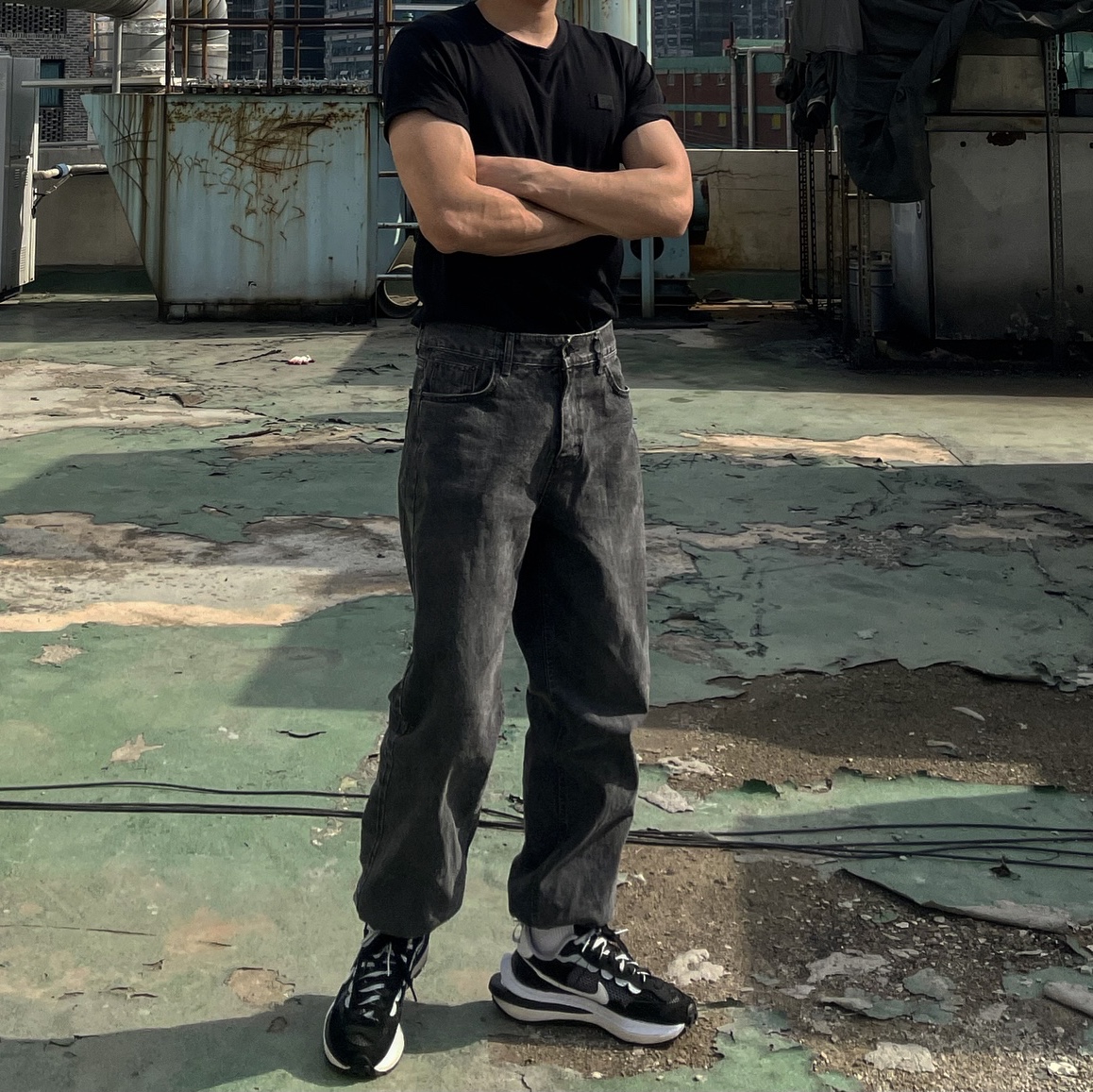 Nike x Sacai VaporWaffle Black White, Acne Studios Nash Face Crewneck T-Shirt Black 착용 스타일