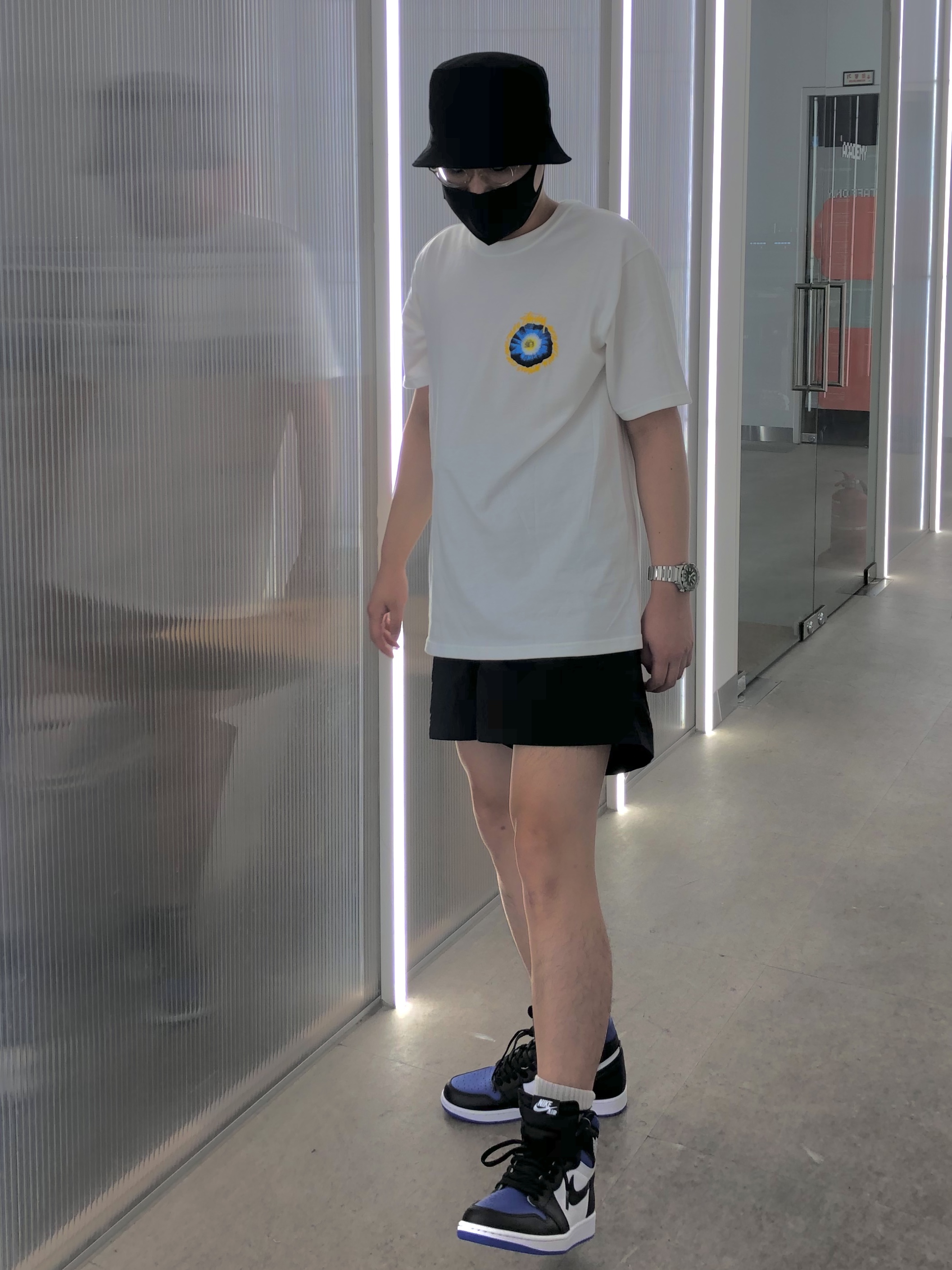 Stussy Cosmos T-Shirt White, Jordan 1 Retro High OG Royal Toe 착용 스타일