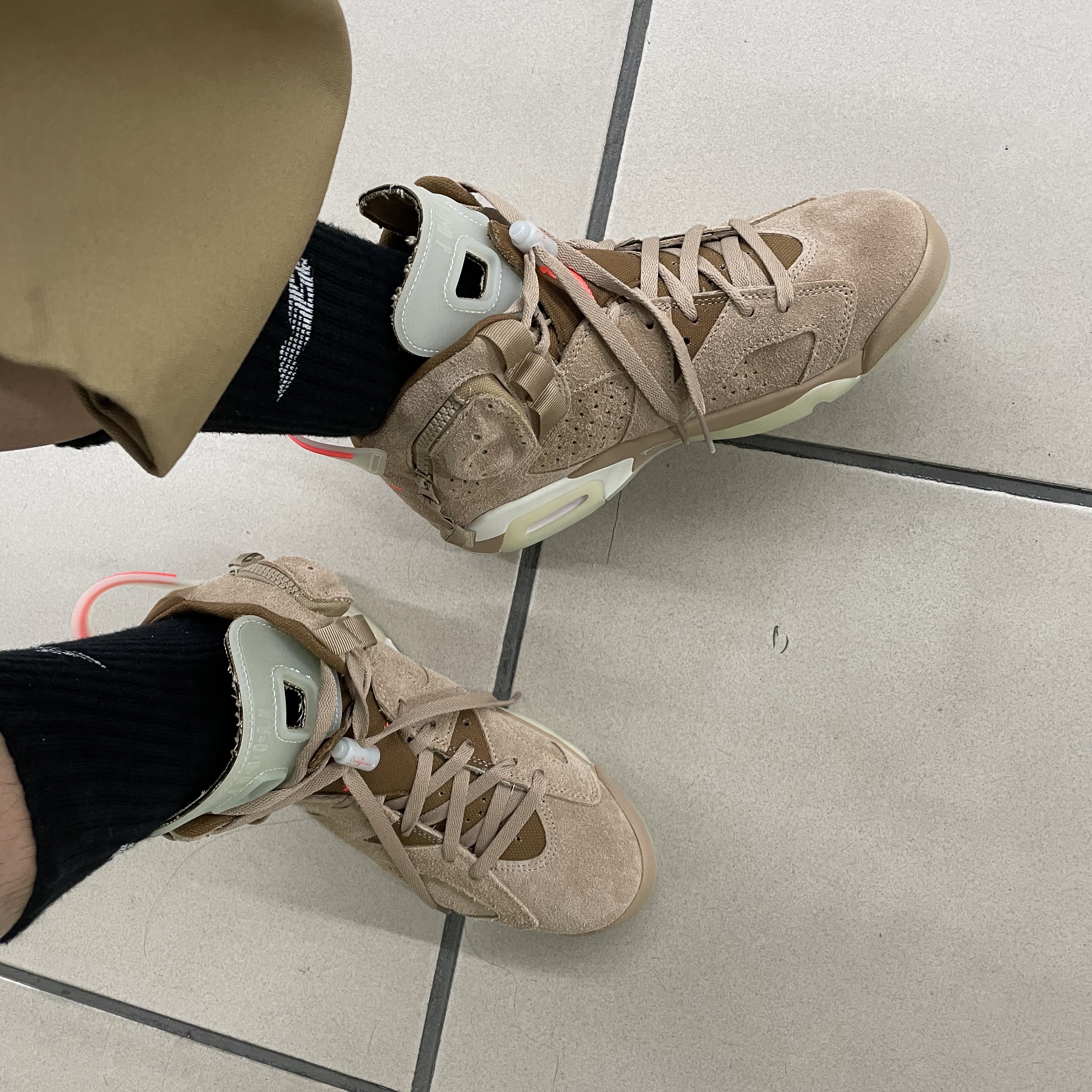 Jordan 6 x Travis Scott Retro SP British Khaki 착용 스타일 - 3