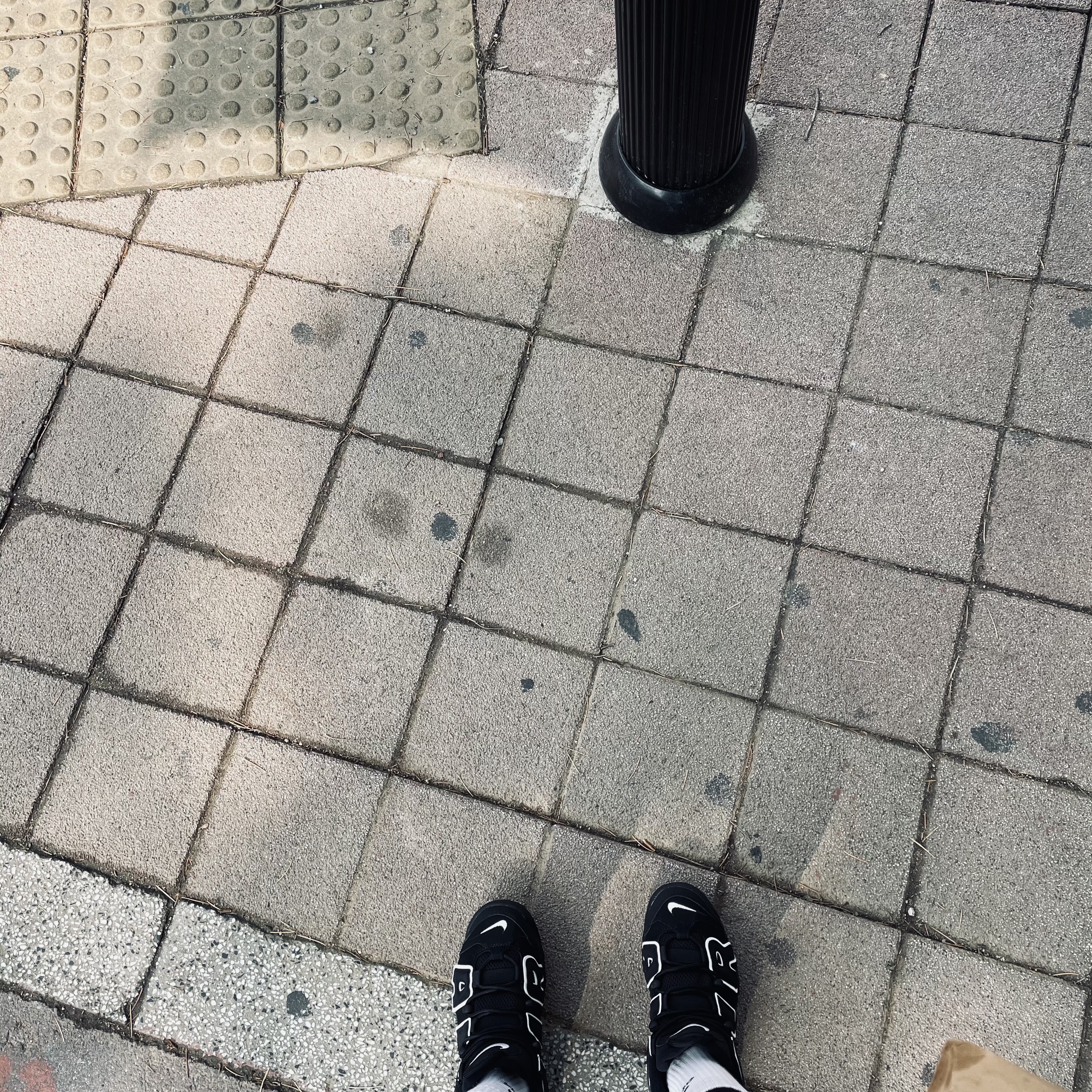 (GS) Nike Air More Uptempo Black White 2020 착용 스타일 - 4
