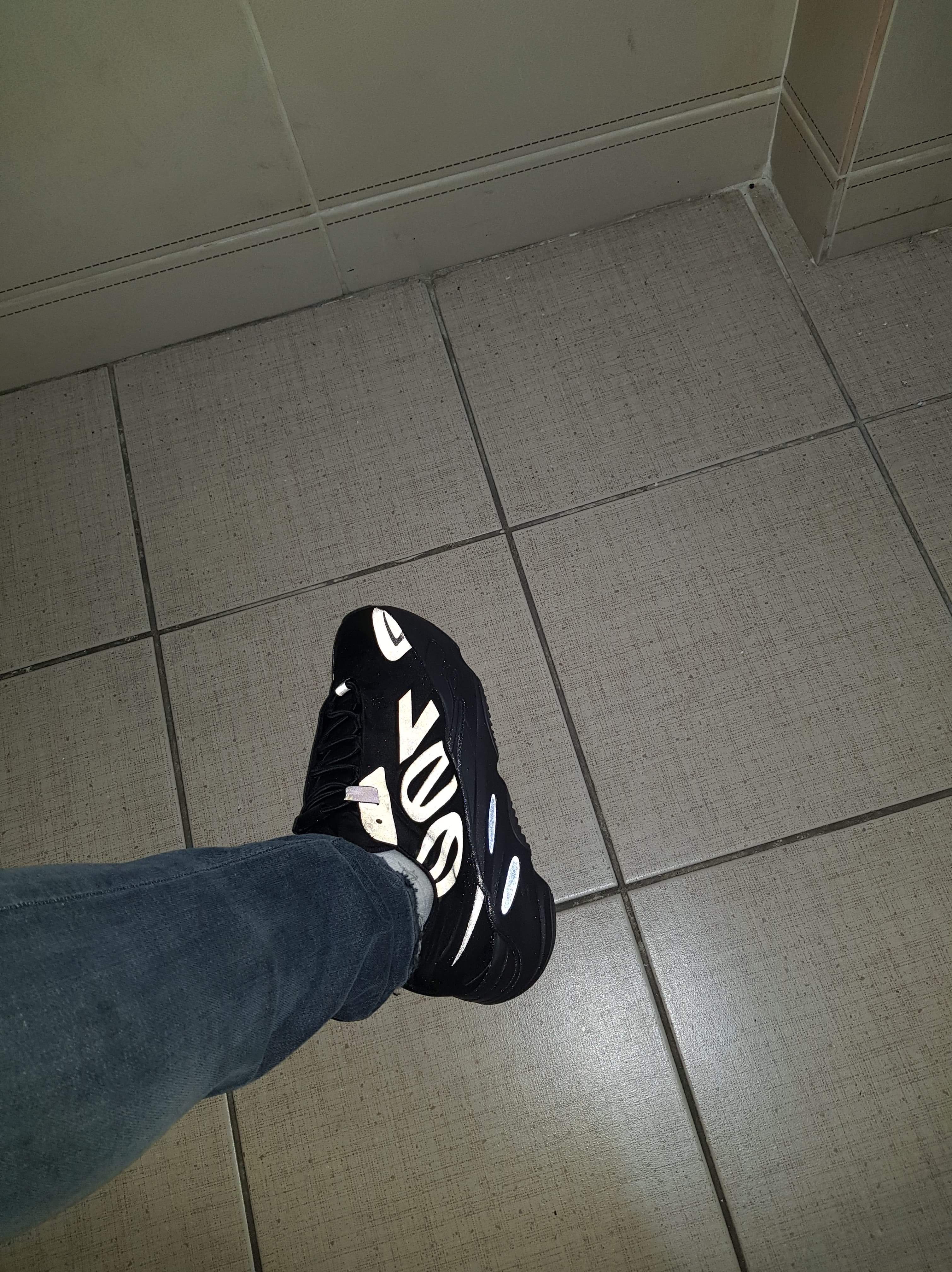 Adidas Yeezy Boost 700 MNVN Triple Black 착용 스타일 - 4