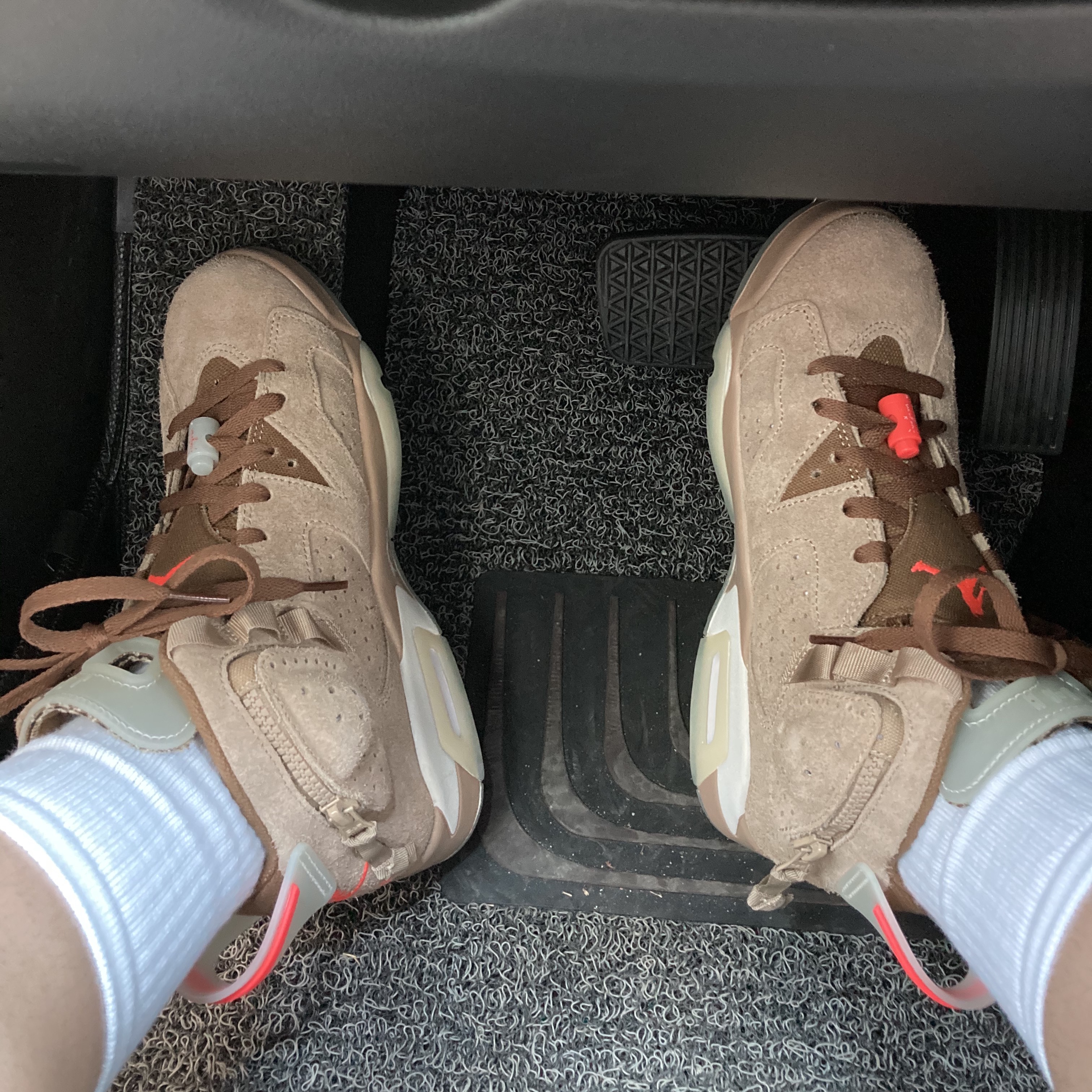 Jordan 6 x Travis Scott Retro SP British Khaki 착용 스타일 - 2