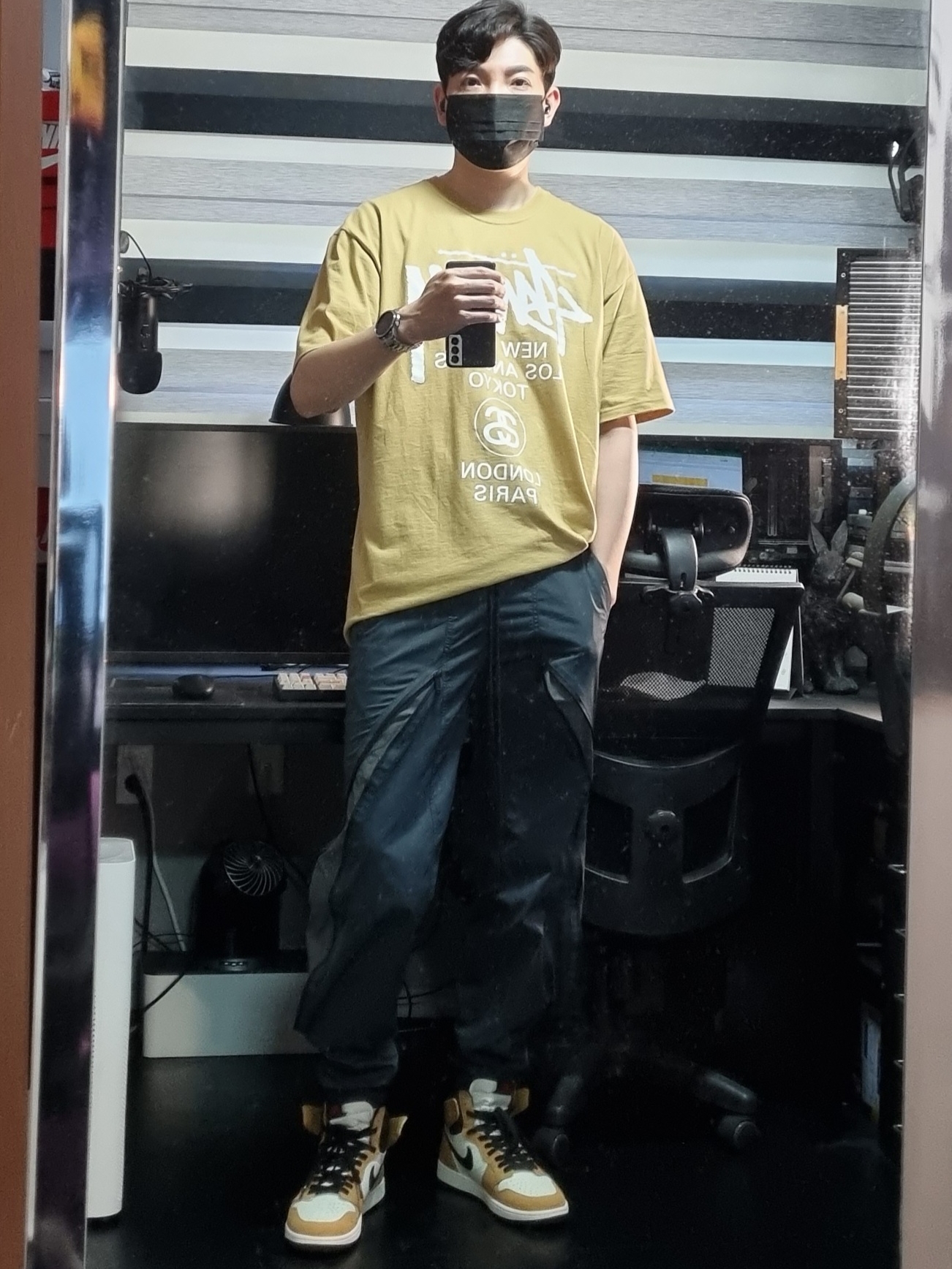 Stussy DSM World Tour T-Shirt Khaki 2021, Jordan 1 Retro High Rookie of the Year 착용 스타일 - 4