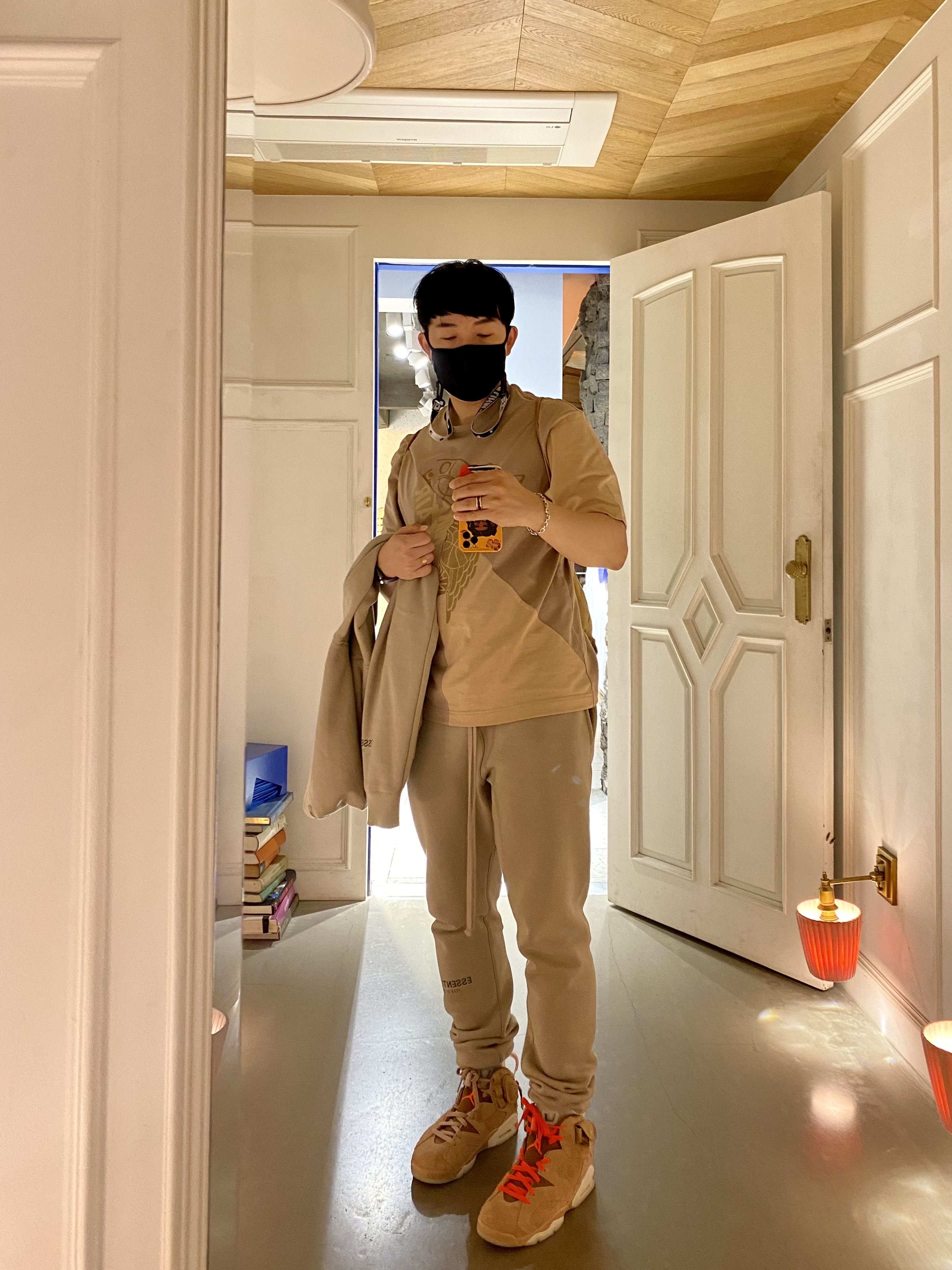 Jordan 6 x Travis Scott Retro SP British Khaki, Essentials Sweatpants String Tan - 20SS 착용 스타일