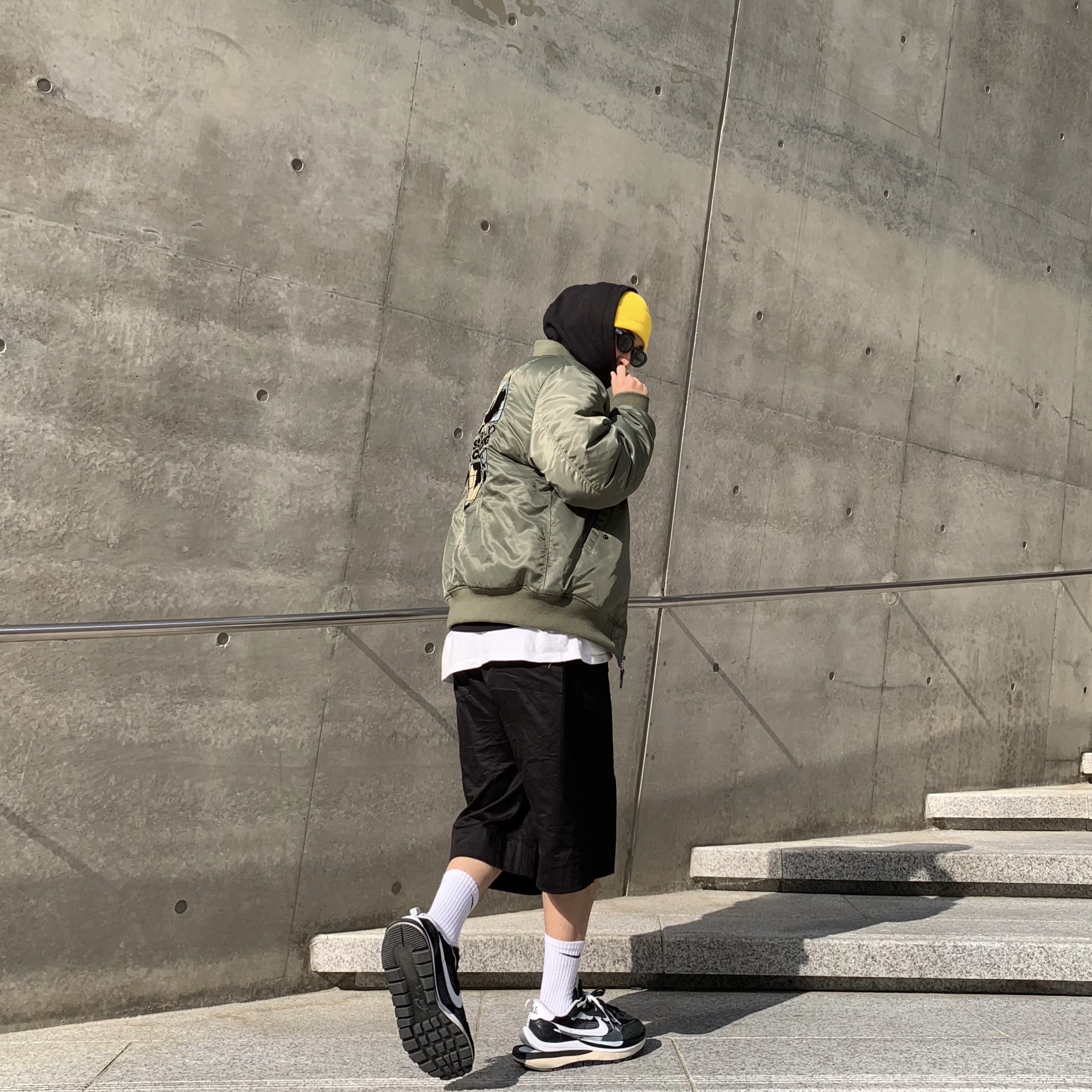 Stussy x CDG MA-1 Jacket Olive, Nike x Sacai VaporWaffle Black White 착용 스타일