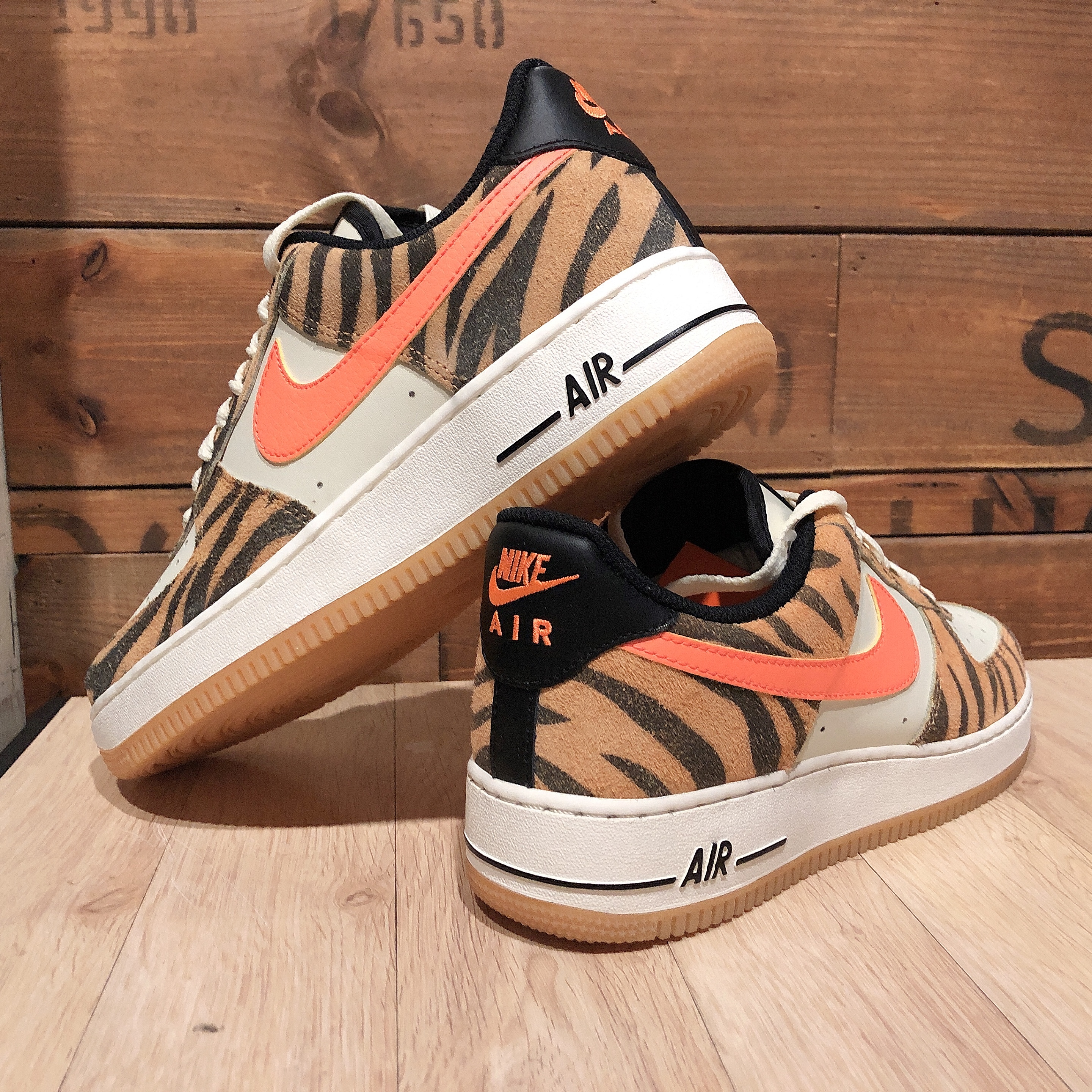 Nike Air Force 1 '07 PRM Orange Zebra 착용 스타일 - 1