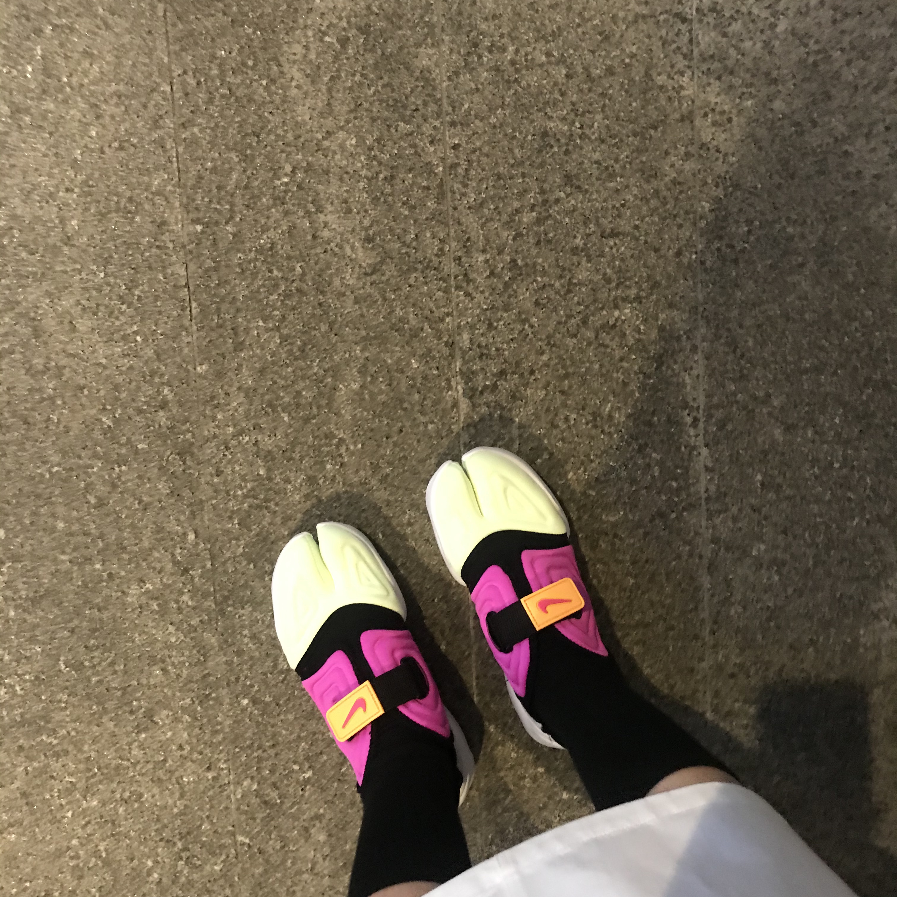(W) Nike Aqua Rift Volt Fuchsia 착용 스타일 - 2
