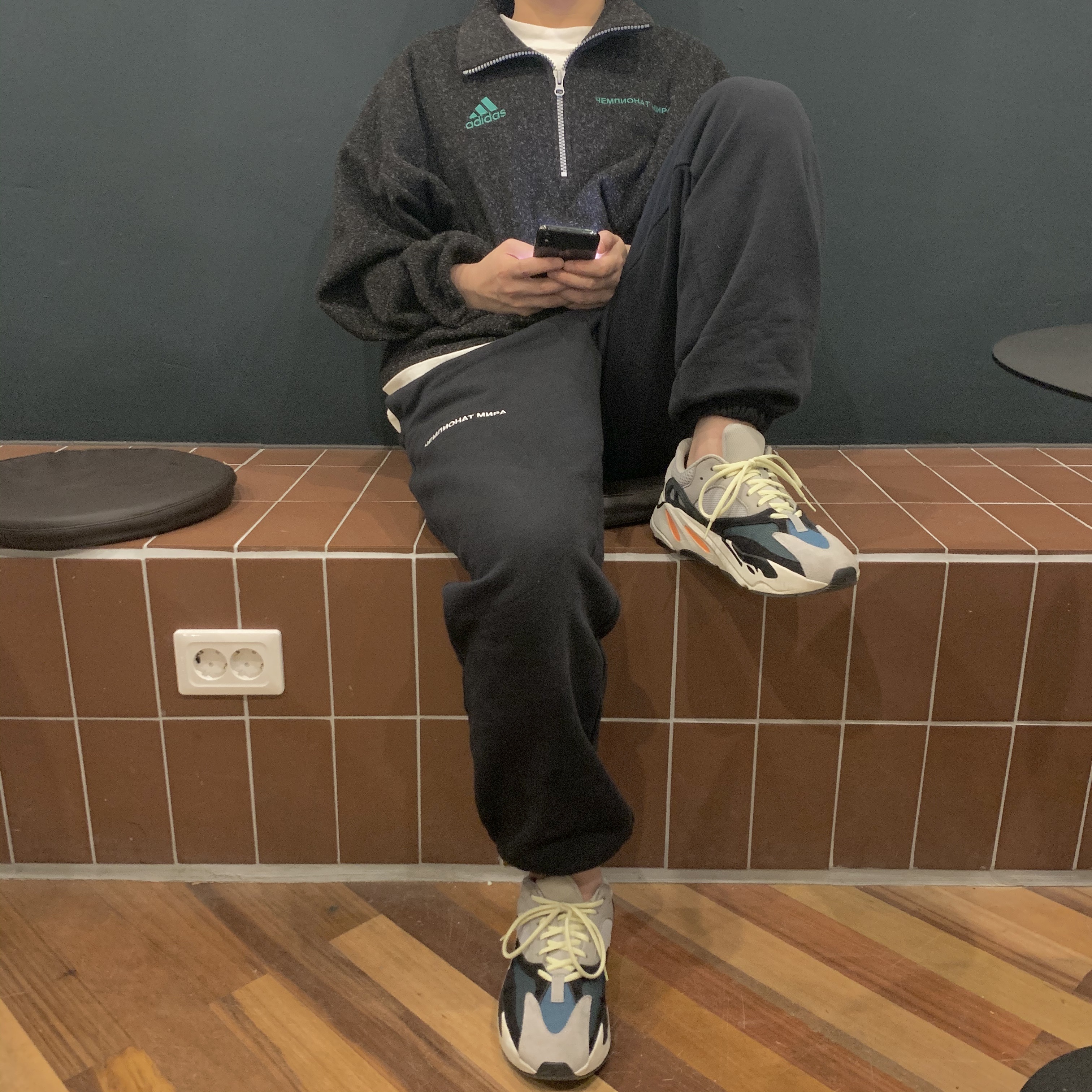 Adidas Yeezy Boost 700 Wave Runner Solid Grey 2017/2019 착용 스타일