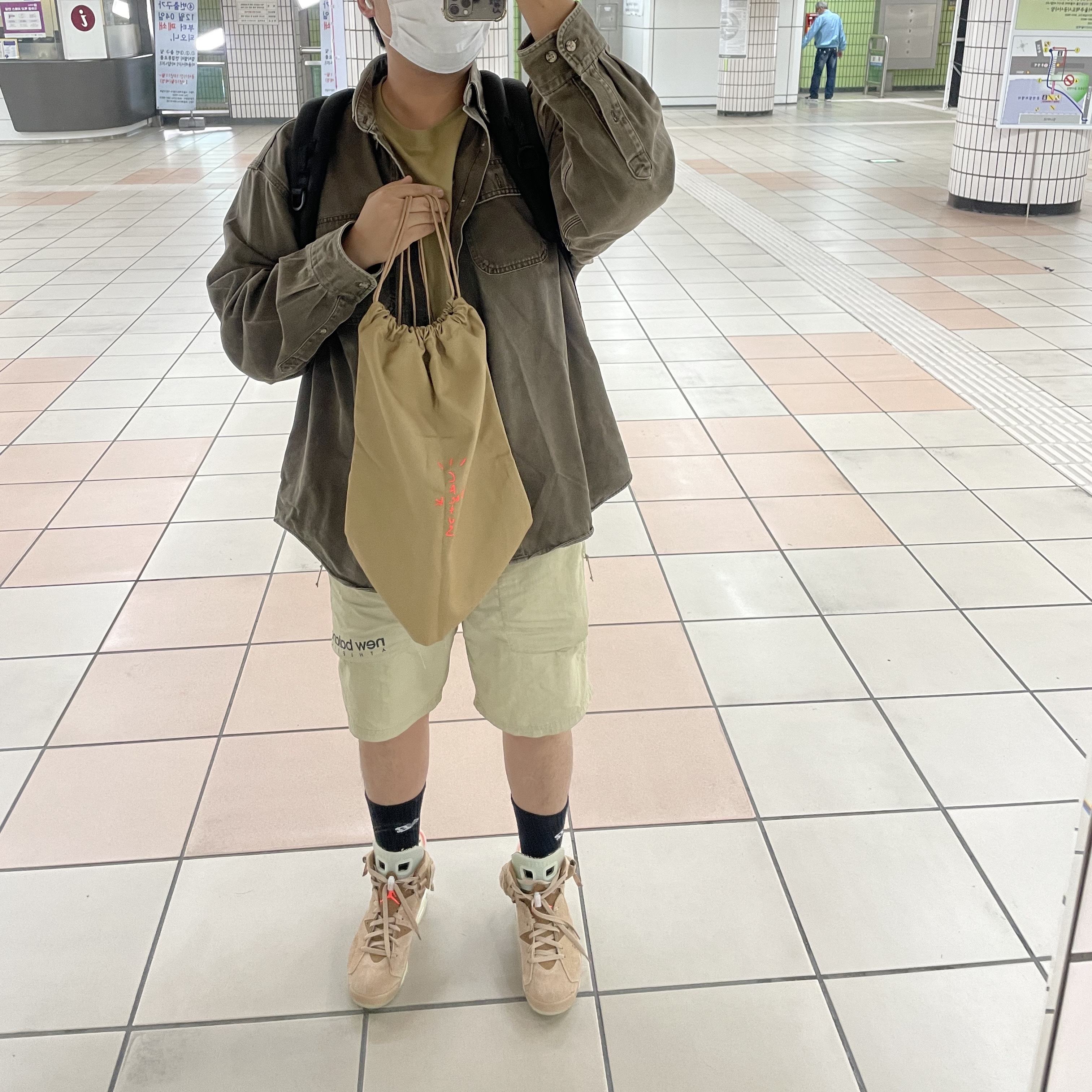 Jordan 6 x Travis Scott Retro SP British Khaki 착용 스타일 - 4