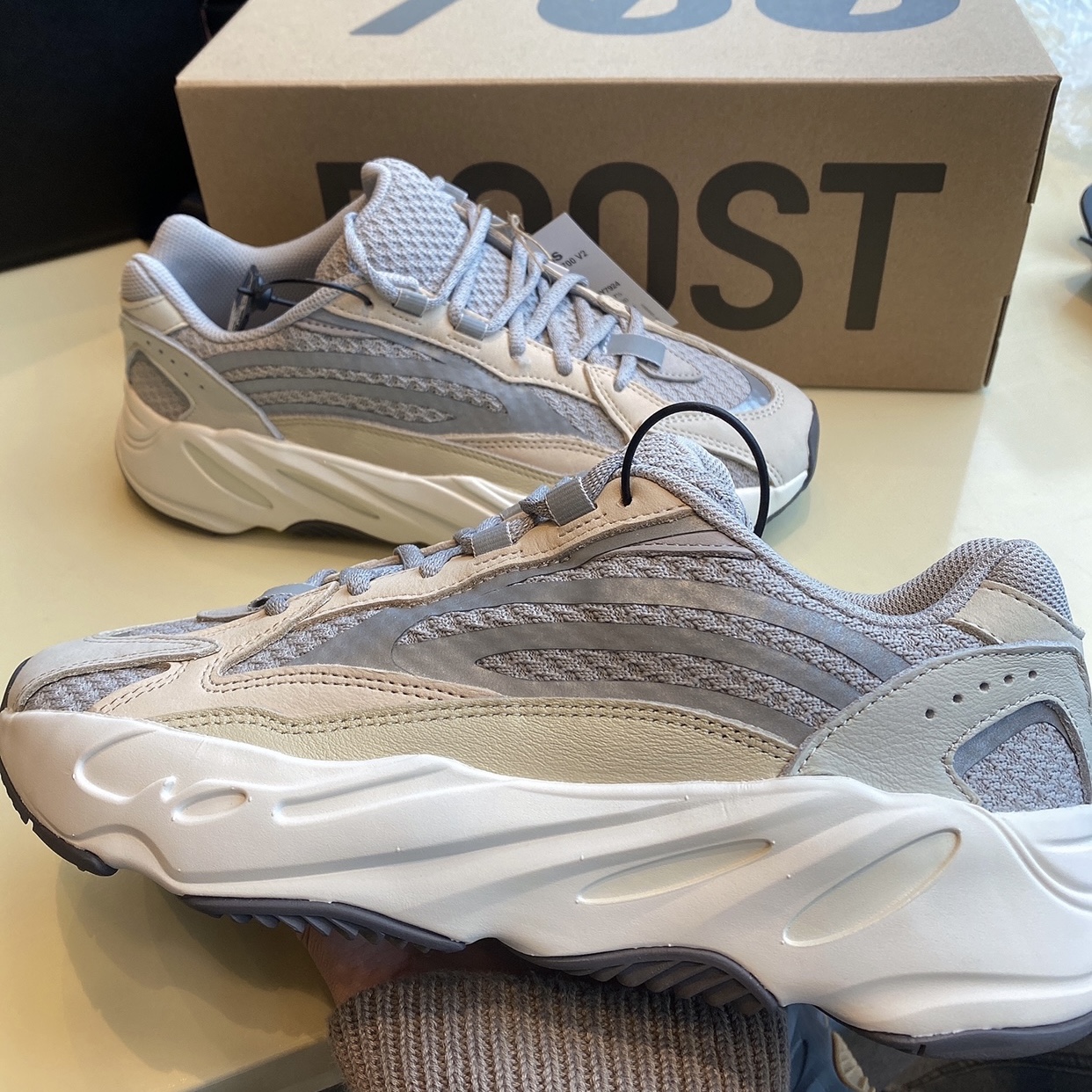 Adidas Yeezy Boost 700 V2 Cream, Adidas Yeezy Boost 700 V2 Tephra 착용 스타일 - 3