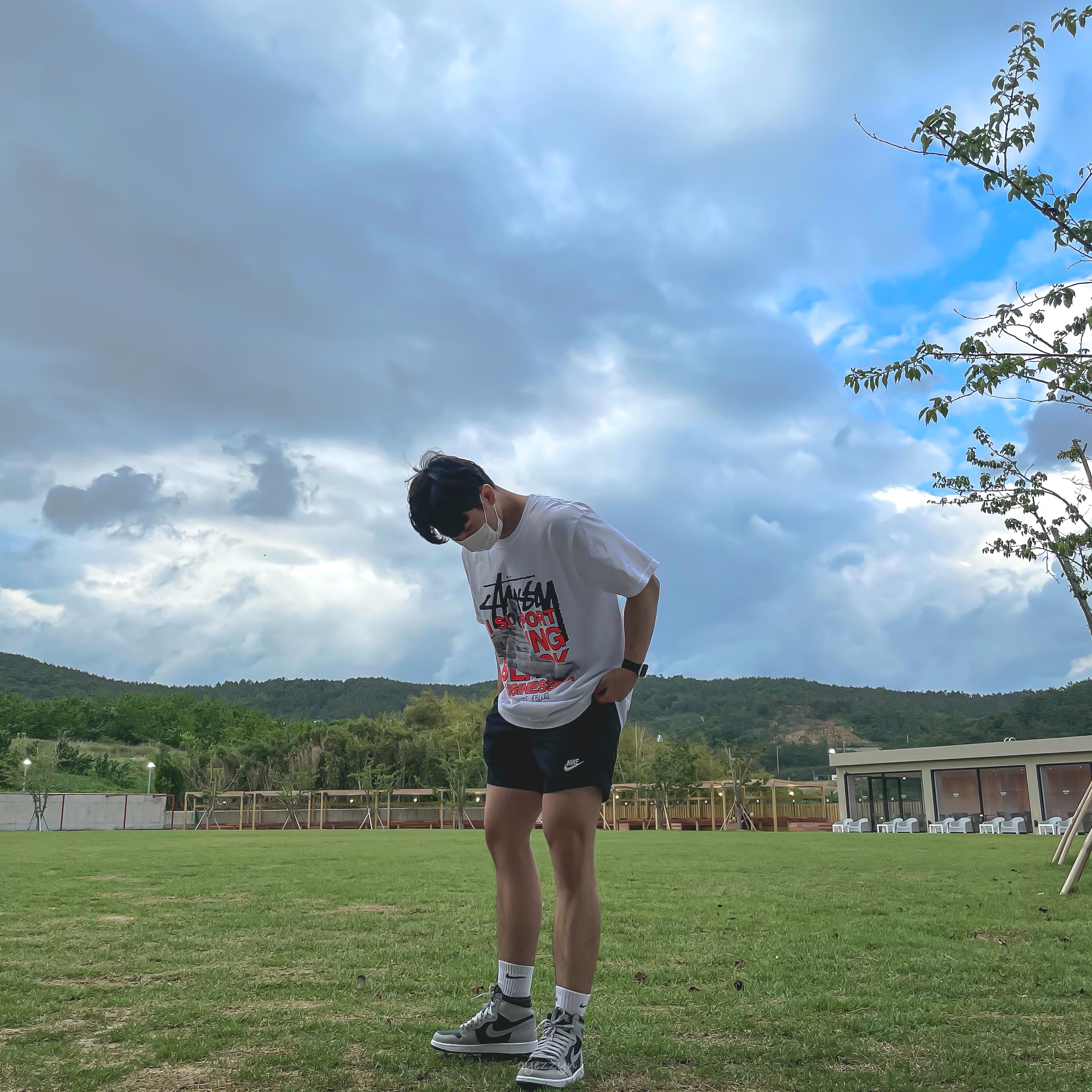 Jordan 1 Retro High OG Shadow 2.0, Stussy x Off-White 40 WT T-Shirt 착용 스타일