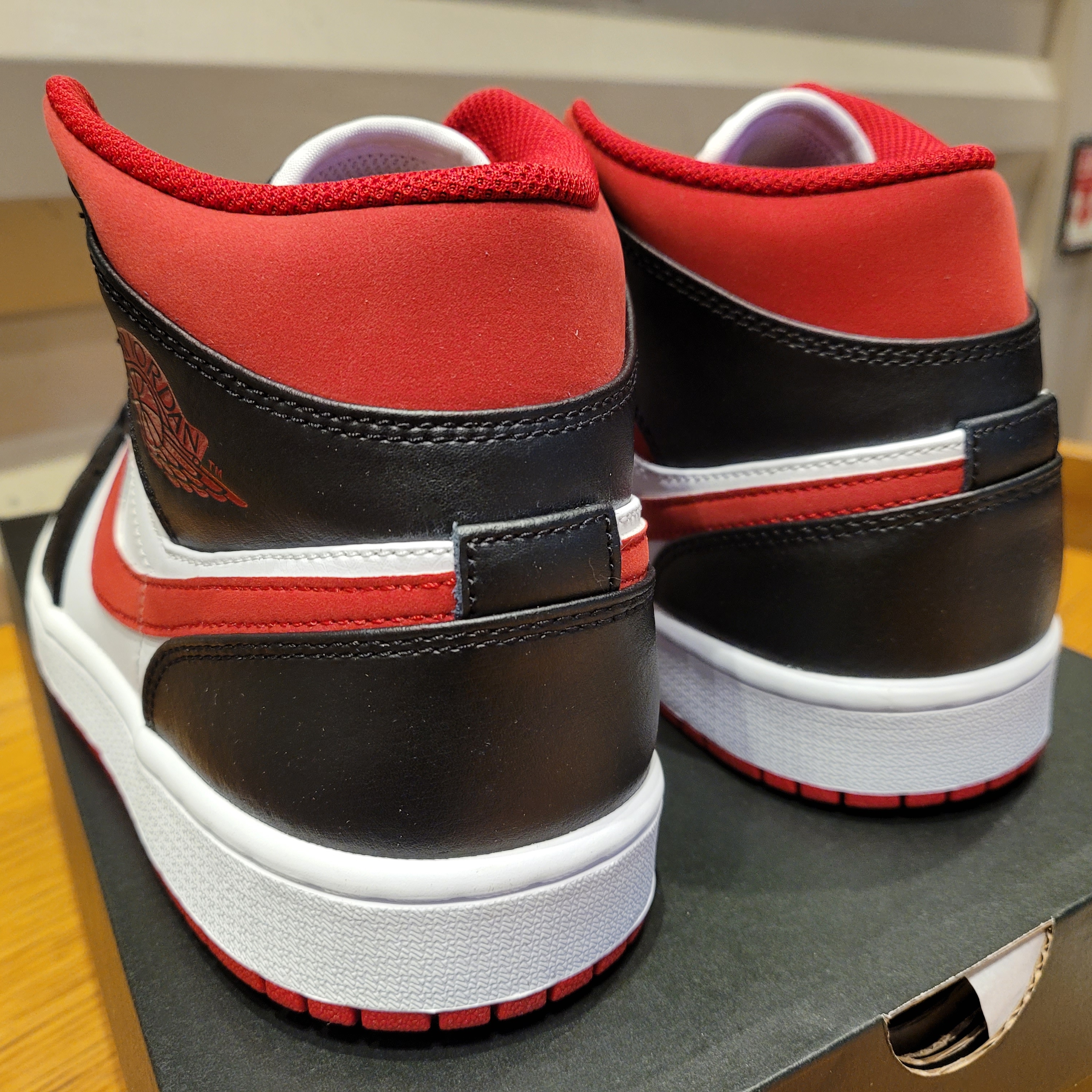 Jordan 1 Mid Gym Red Black White 착용 스타일 - 5