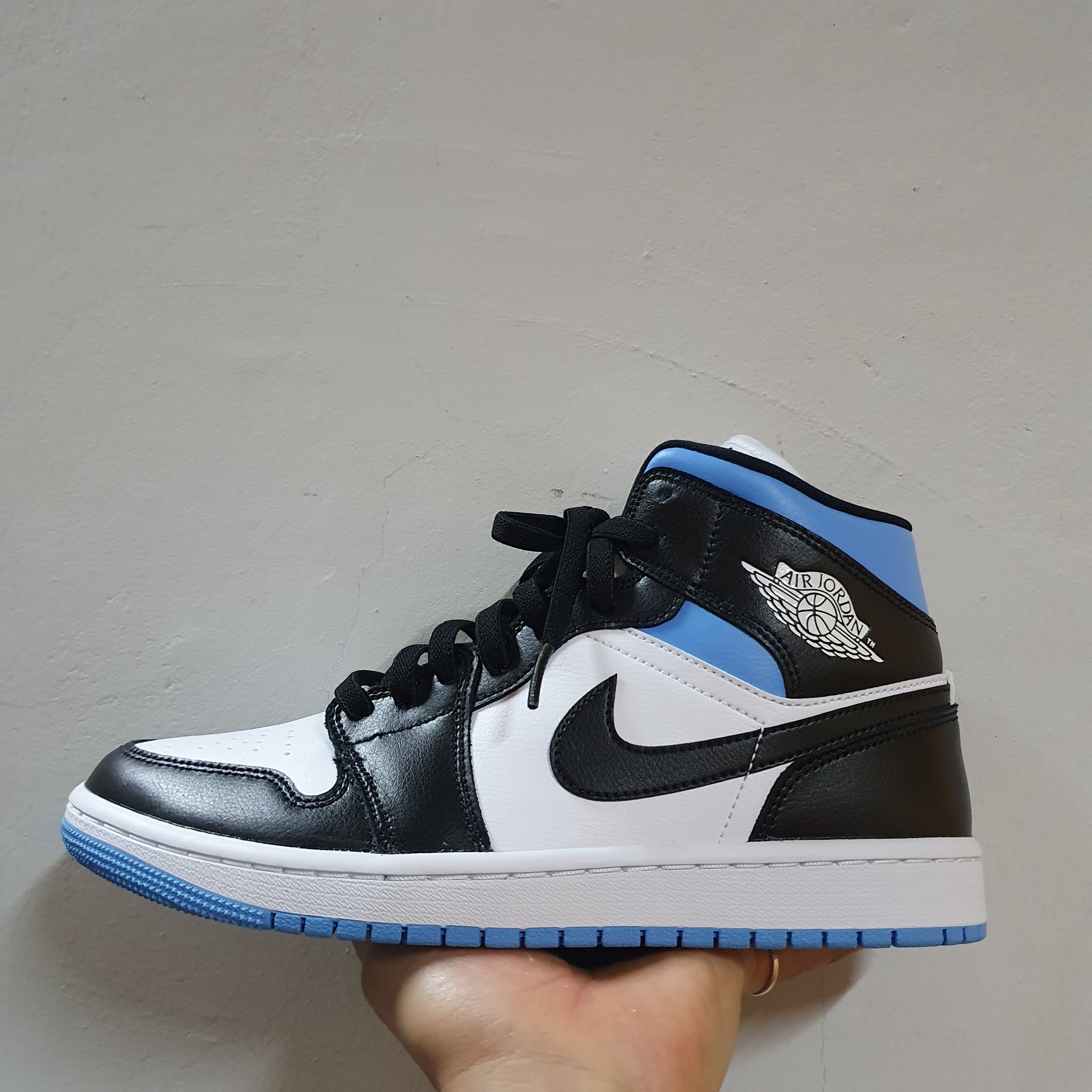 (W) Jordan 1 Mid White Black University Blue, Nike x Ambush Dunk High Black 착용 스타일 - 2