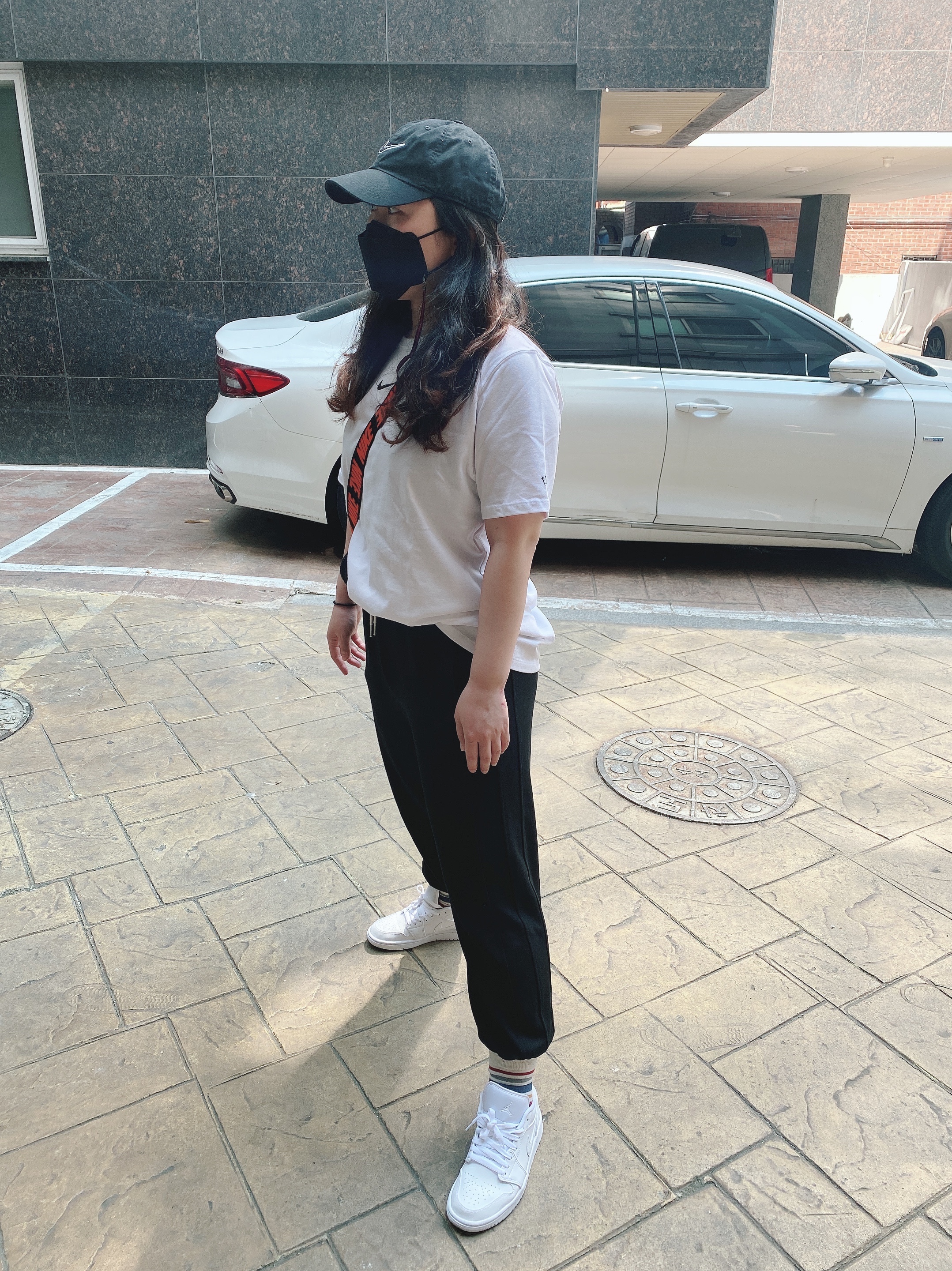 Jordan 1 Low Triple White Tumbled Leather 2020, Nike x Drake Nocta NRG Short Sleeve Top White - US/EU 착용 스타일 - 2